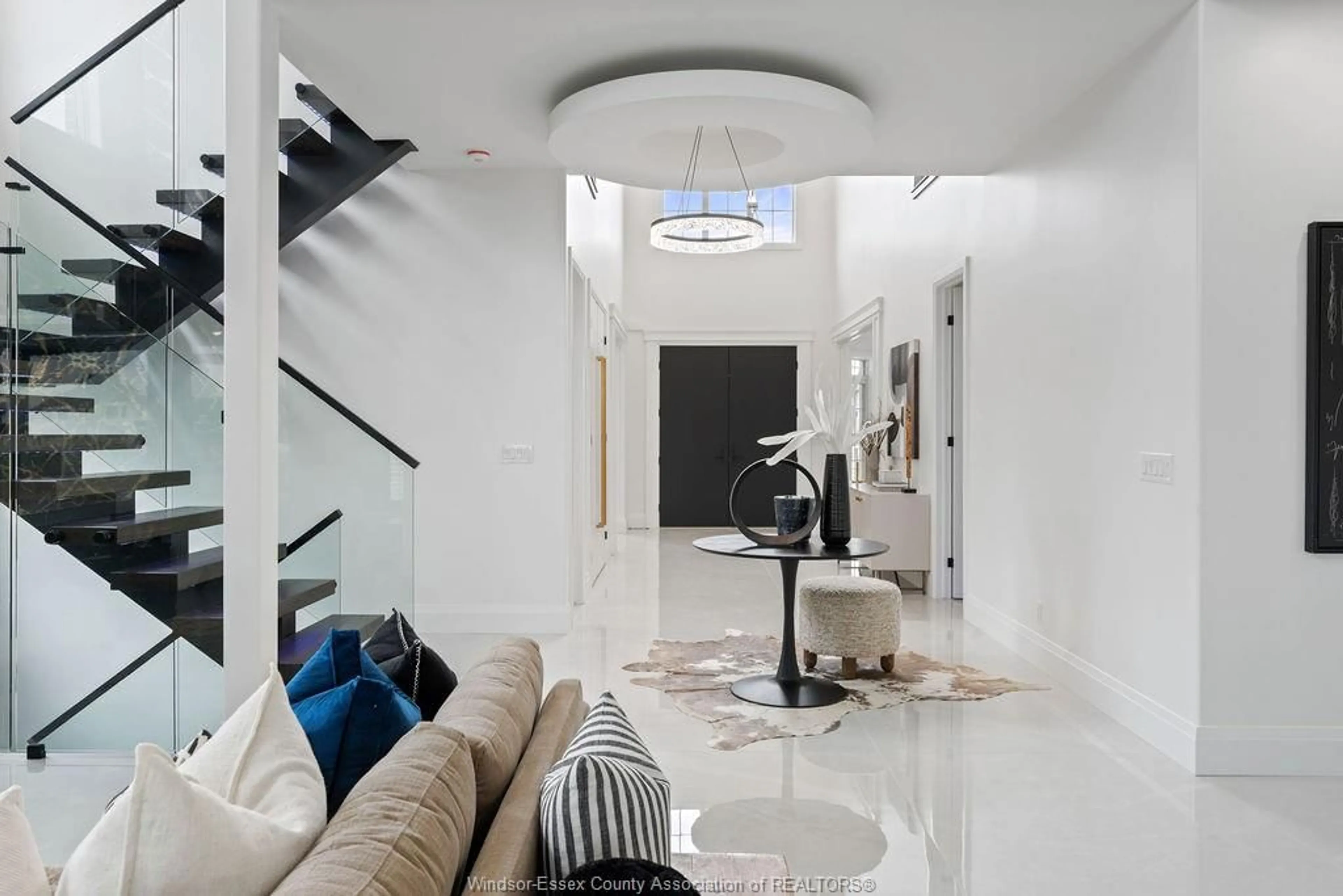 Indoor foyer for 4330 CATERINA, LaSalle Ontario N9H 0N3