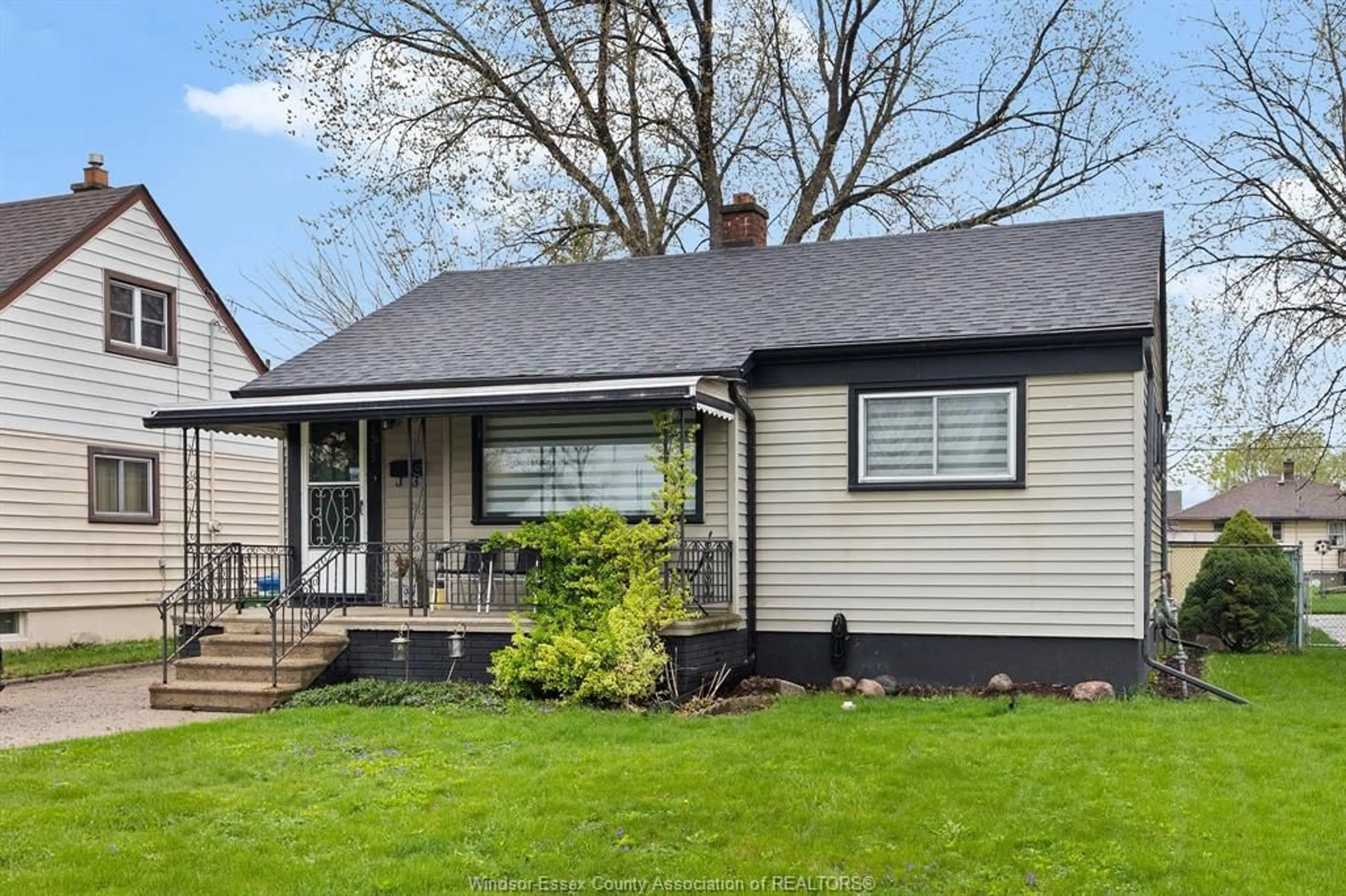 Home with vinyl exterior material, street for 1385 ROSSINI, Windsor Ontario N8Y 2Z6