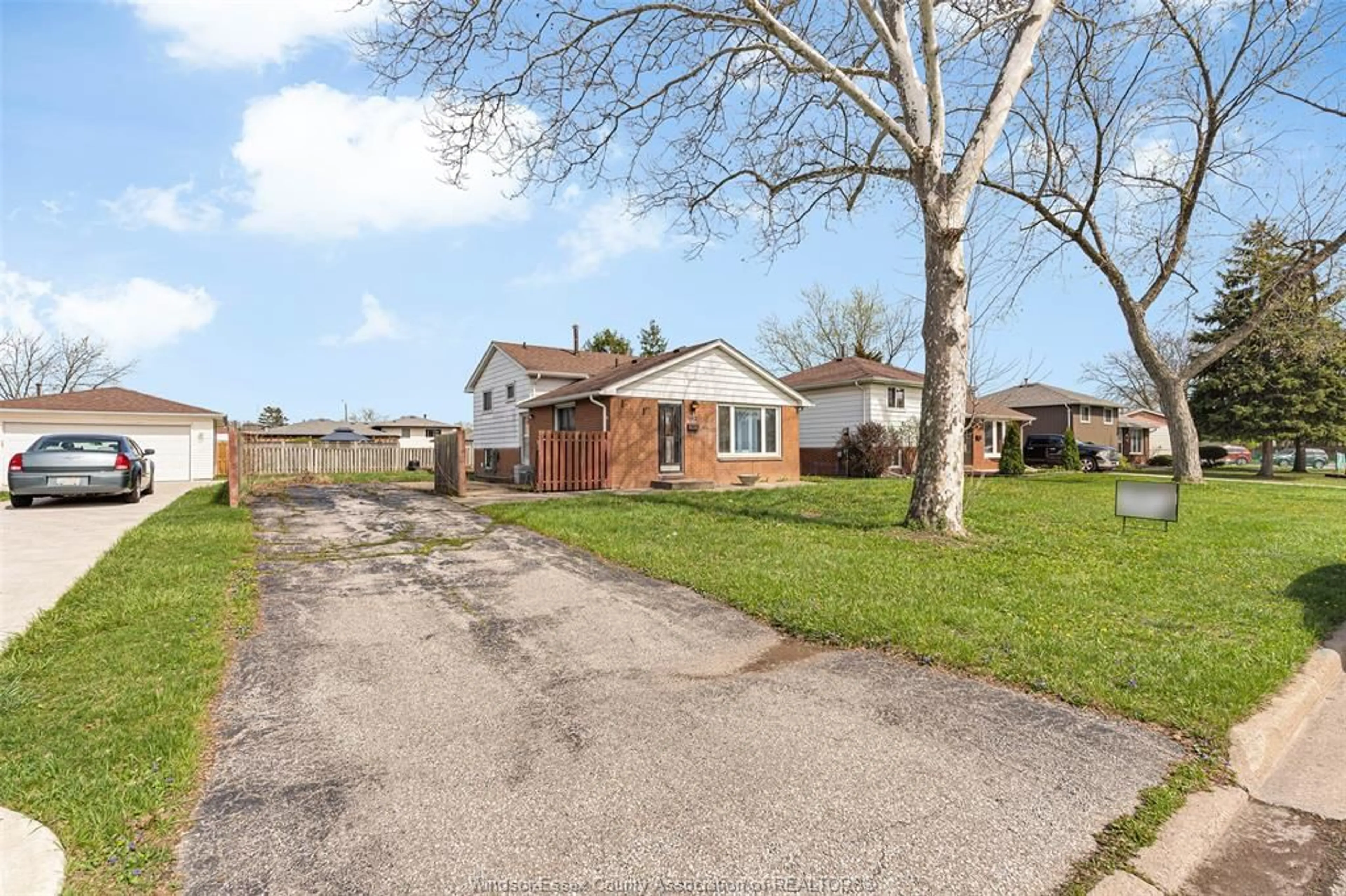 A pic from outside/outdoor area/front of a property/back of a property/a pic from drone, street for 3112 AUSTEN, Windsor Ontario N8T 1Z5