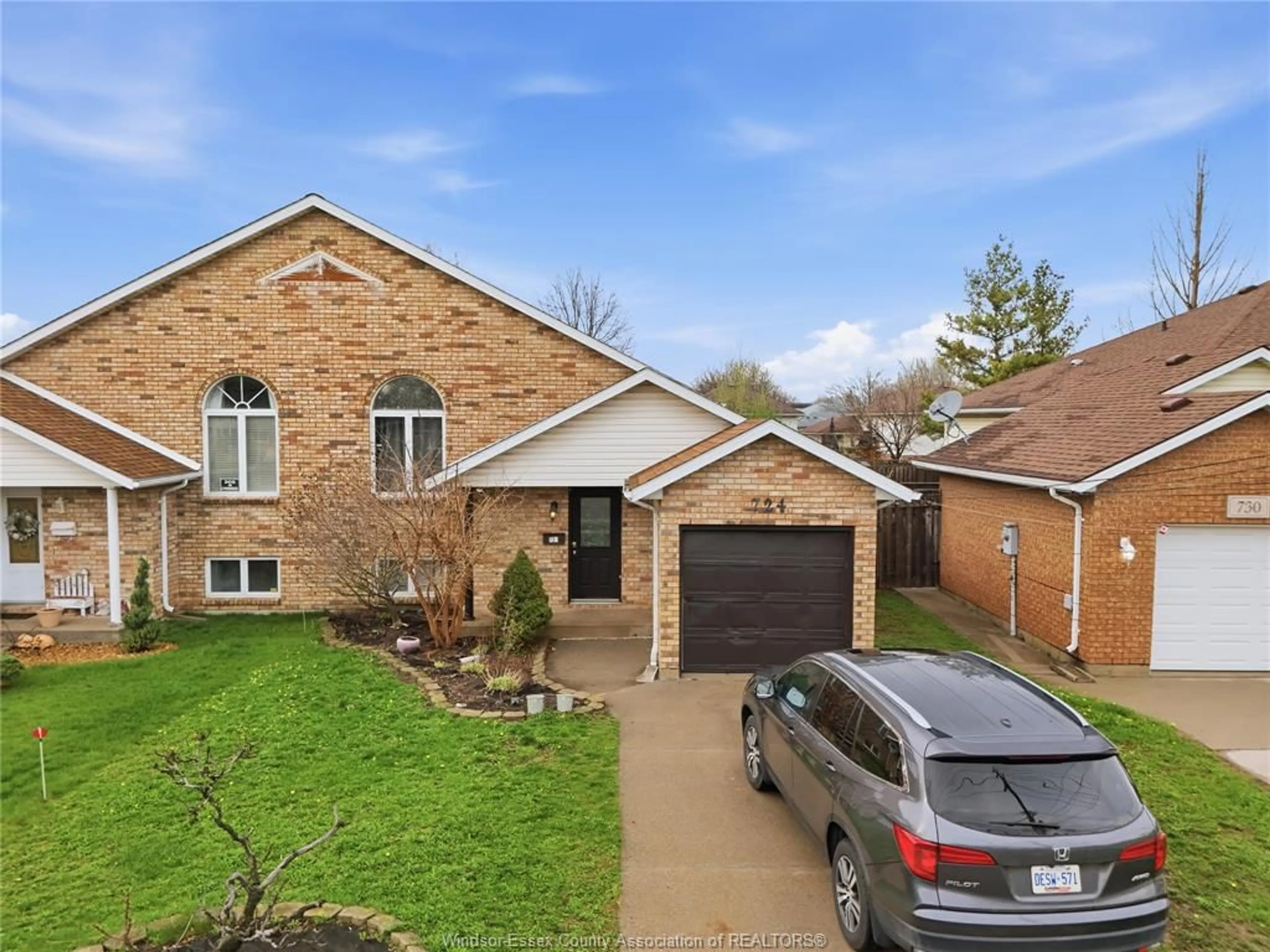 A pic from outside/outdoor area/front of a property/back of a property/a pic from drone, street for 724 CABANA Rd, Windsor Ontario N9G 1A4