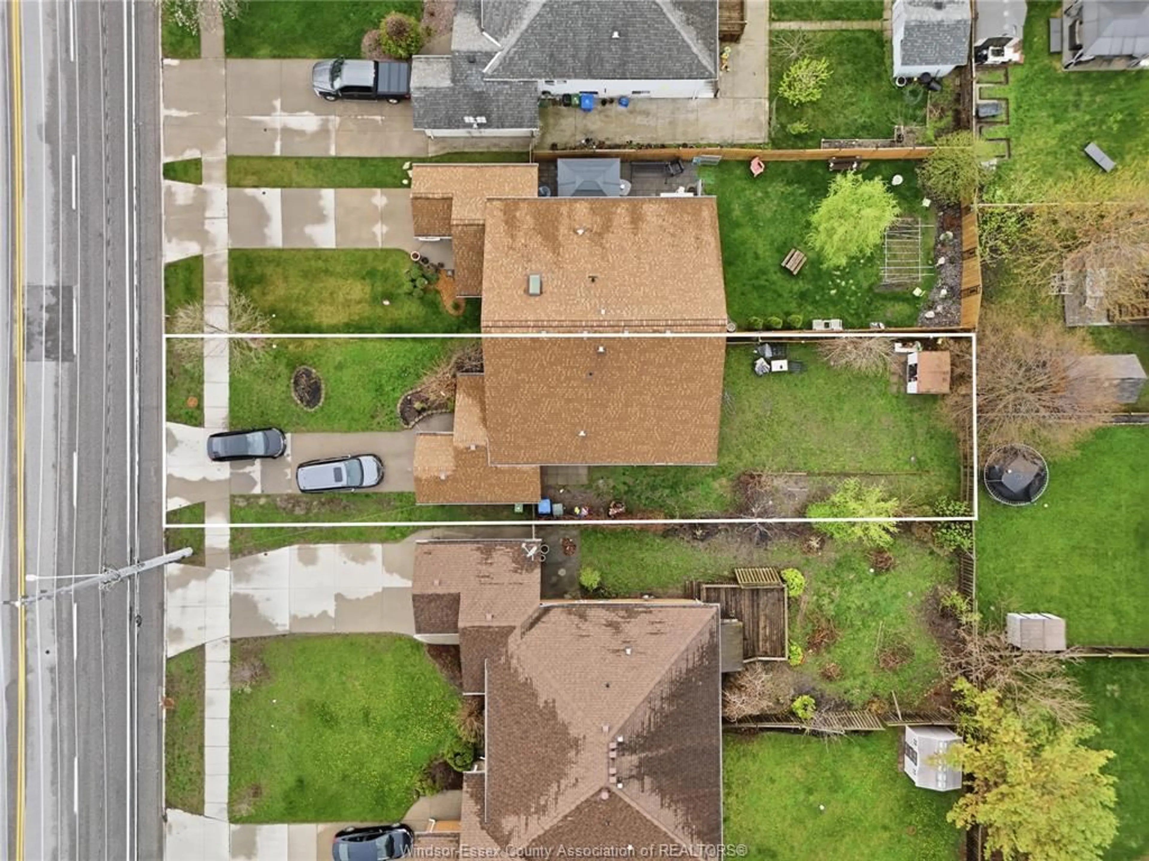 A pic from outside/outdoor area/front of a property/back of a property/a pic from drone, street for 724 CABANA Rd, Windsor Ontario N9G 1A4