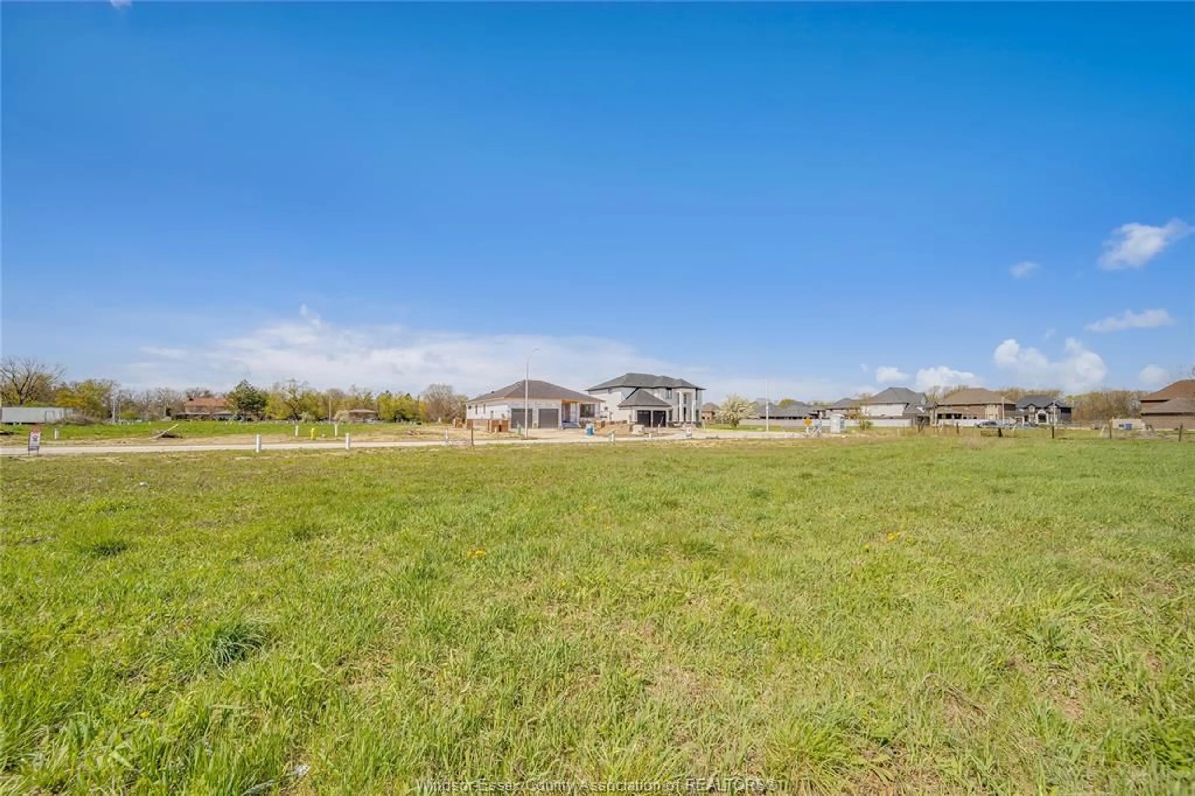 A pic from outside/outdoor area/front of a property/back of a property/a pic from drone, mountain view for 3673 FARROW Ave, Windsor Ontario N9H 0B3