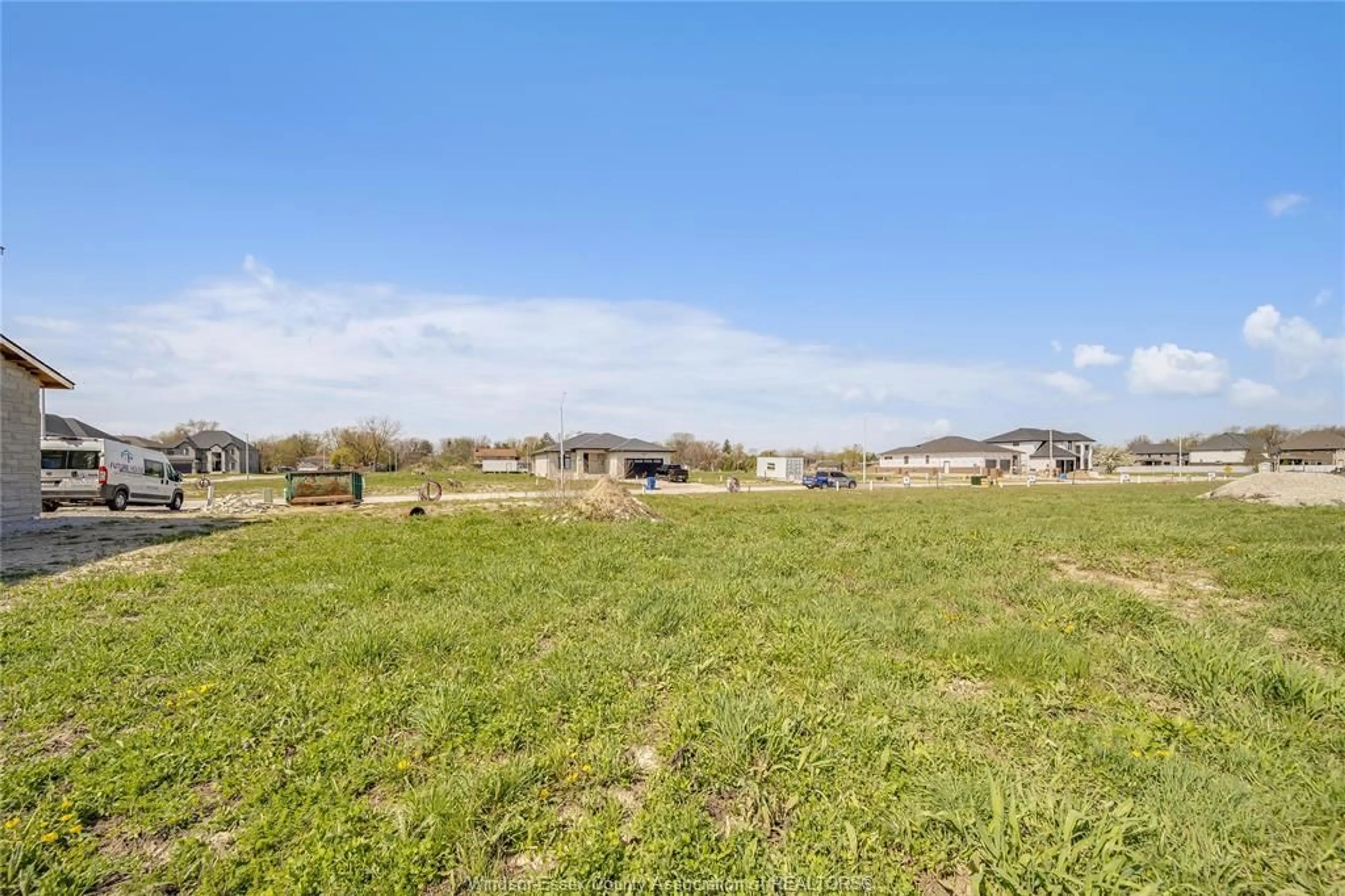 A pic from outside/outdoor area/front of a property/back of a property/a pic from drone, mountain view for 3679 FARROW Ave, Windsor Ontario N9H 0B3