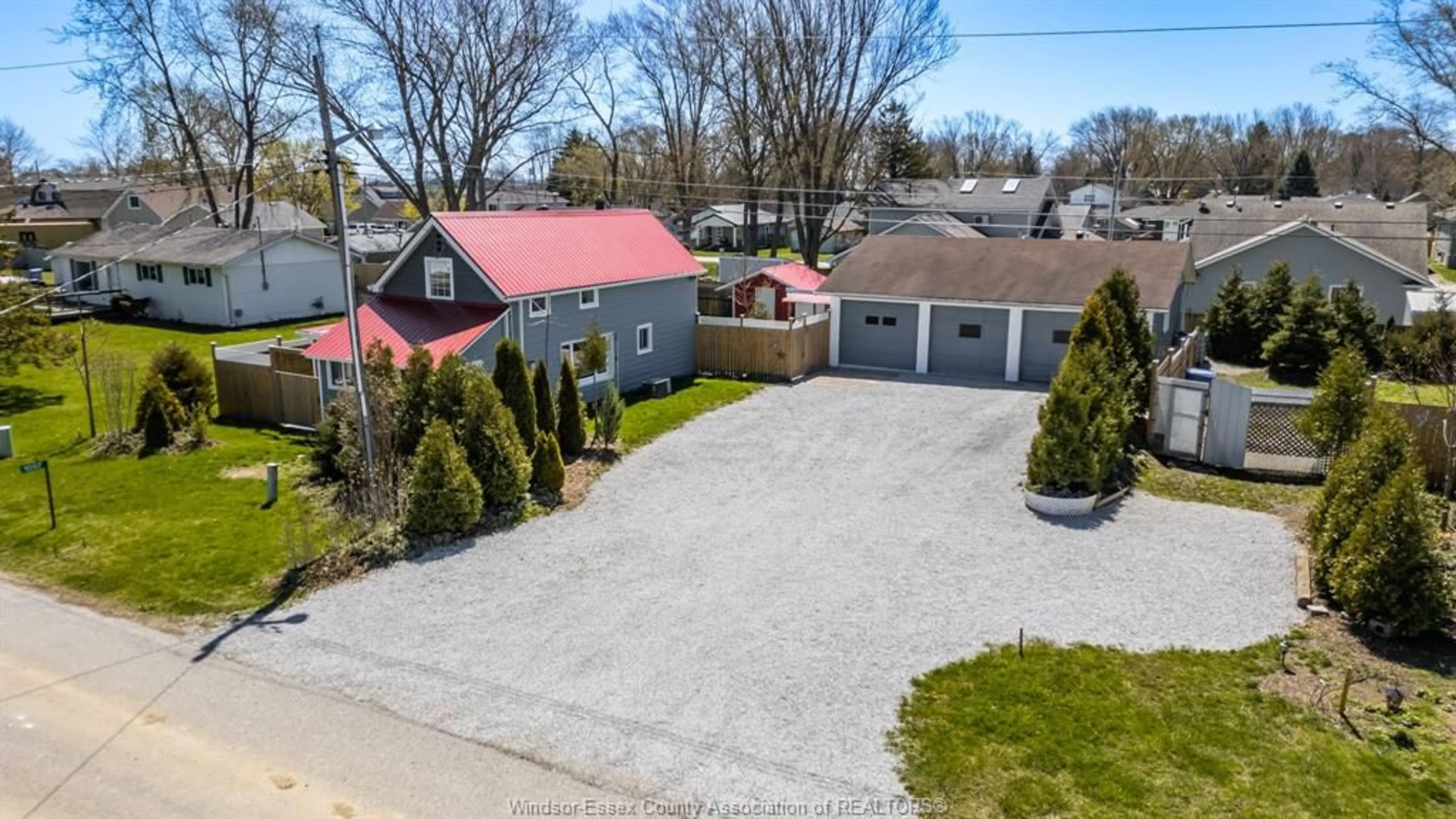 A pic from outside/outdoor area/front of a property/back of a property/a pic from drone, street for 1057 OAK Ave, Kingsville Ontario N9Y 3T6