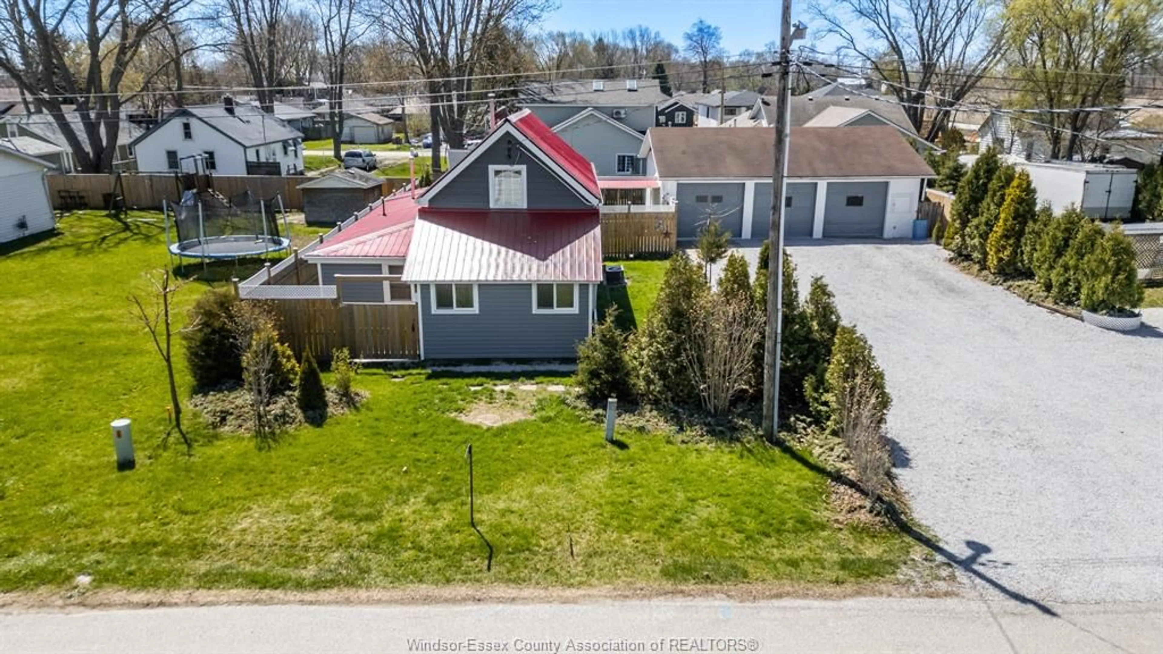 A pic from outside/outdoor area/front of a property/back of a property/a pic from drone, street for 1057 OAK Ave, Kingsville Ontario N9Y 3T6