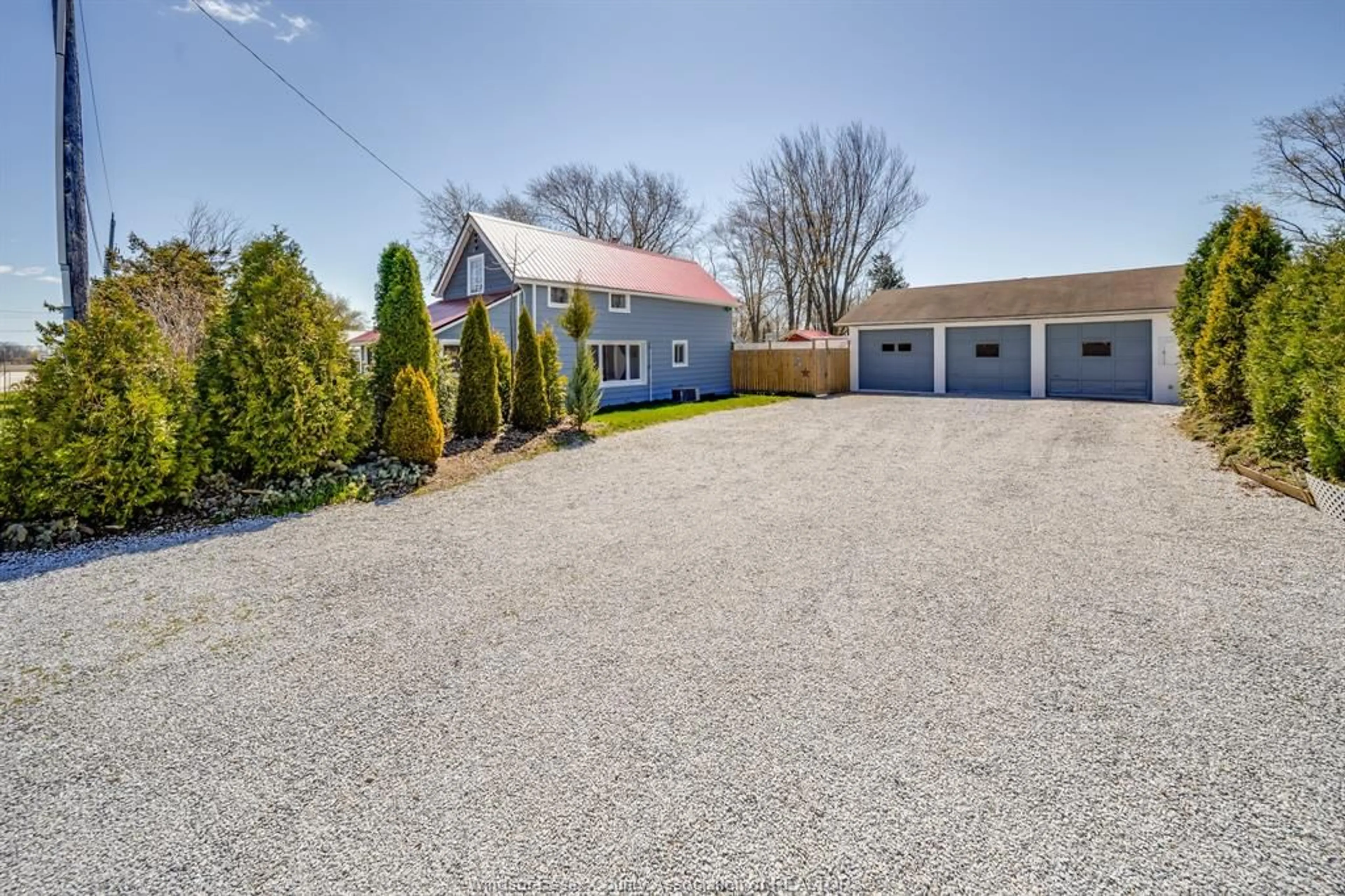 A pic from outside/outdoor area/front of a property/back of a property/a pic from drone, street for 1057 OAK Ave, Kingsville Ontario N9Y 3T6