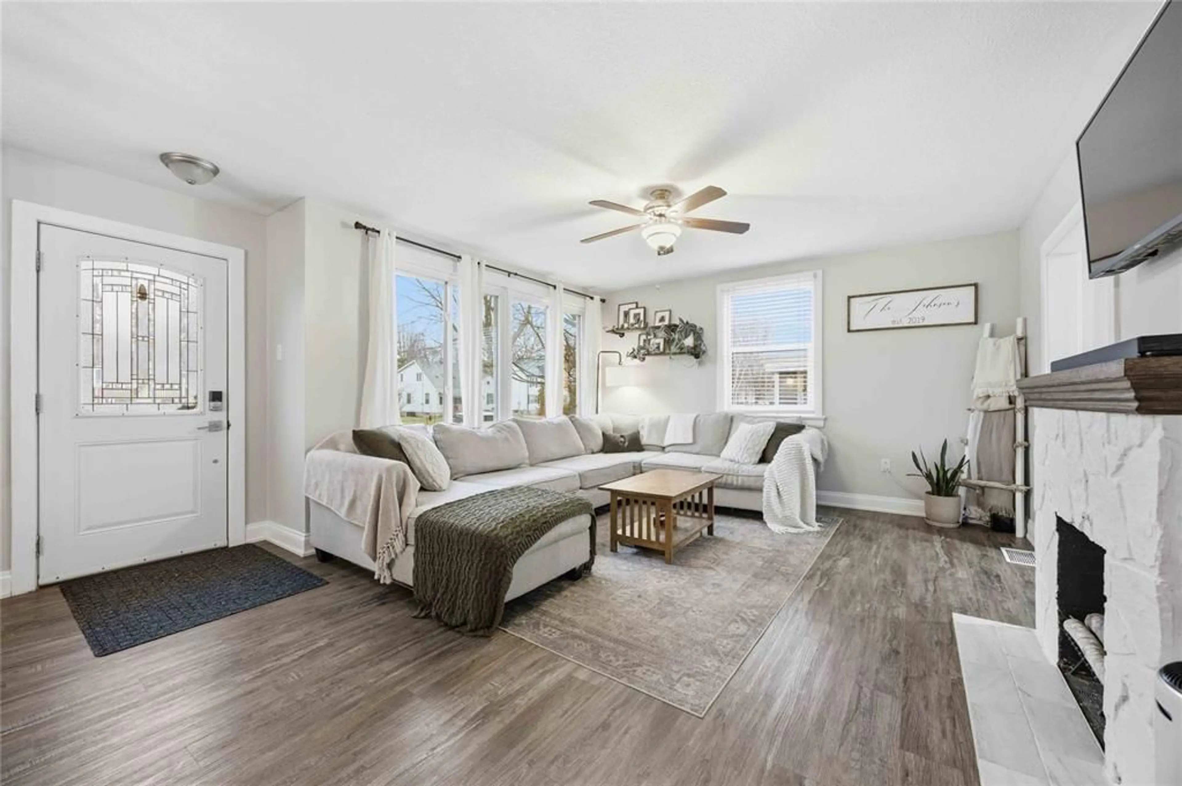 Living room with furniture, unknown for 323 MARIA St, Sarnia Ontario N7T 4T5