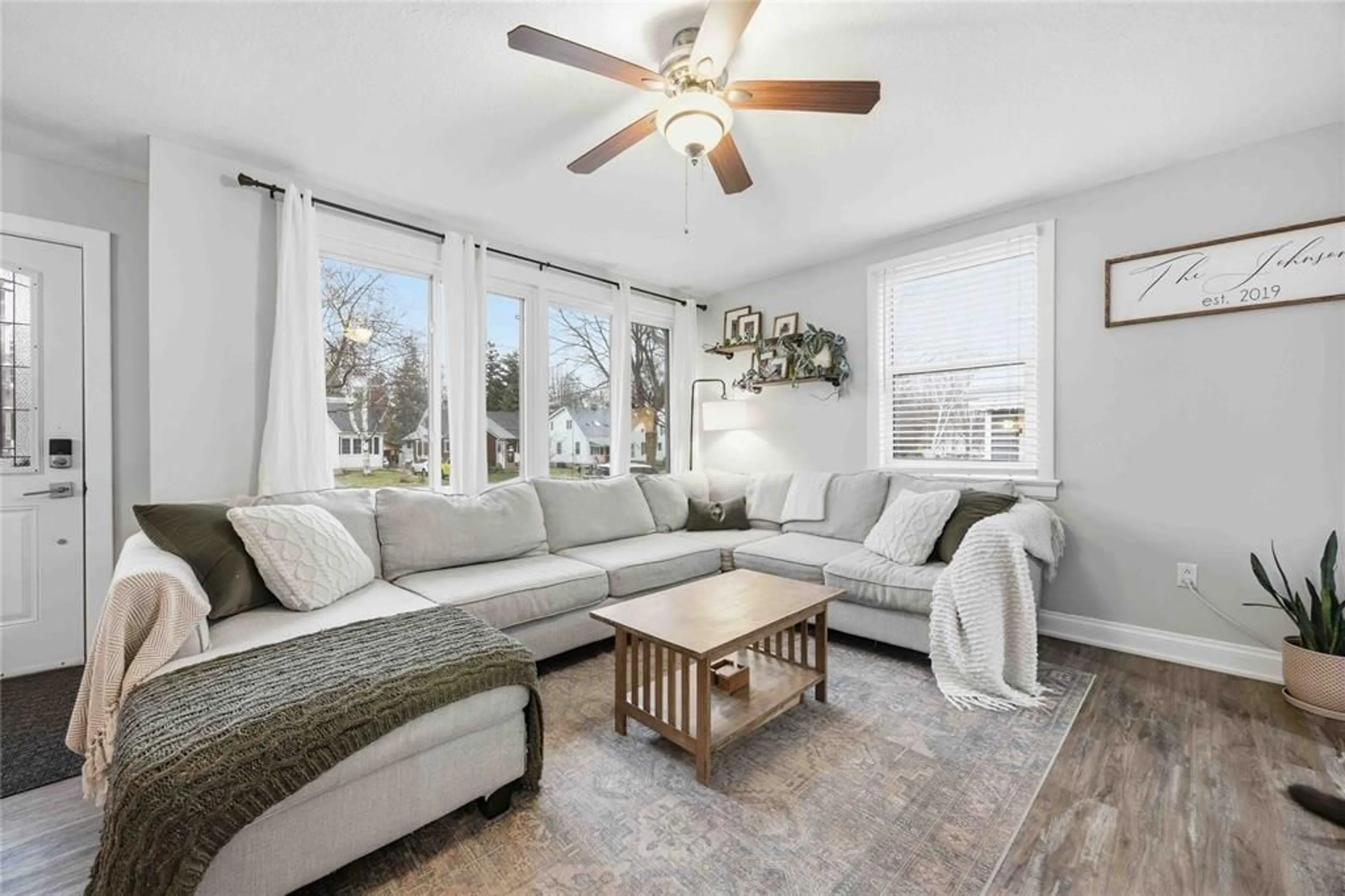 Living room with furniture, unknown for 323 MARIA St, Sarnia Ontario N7T 4T5