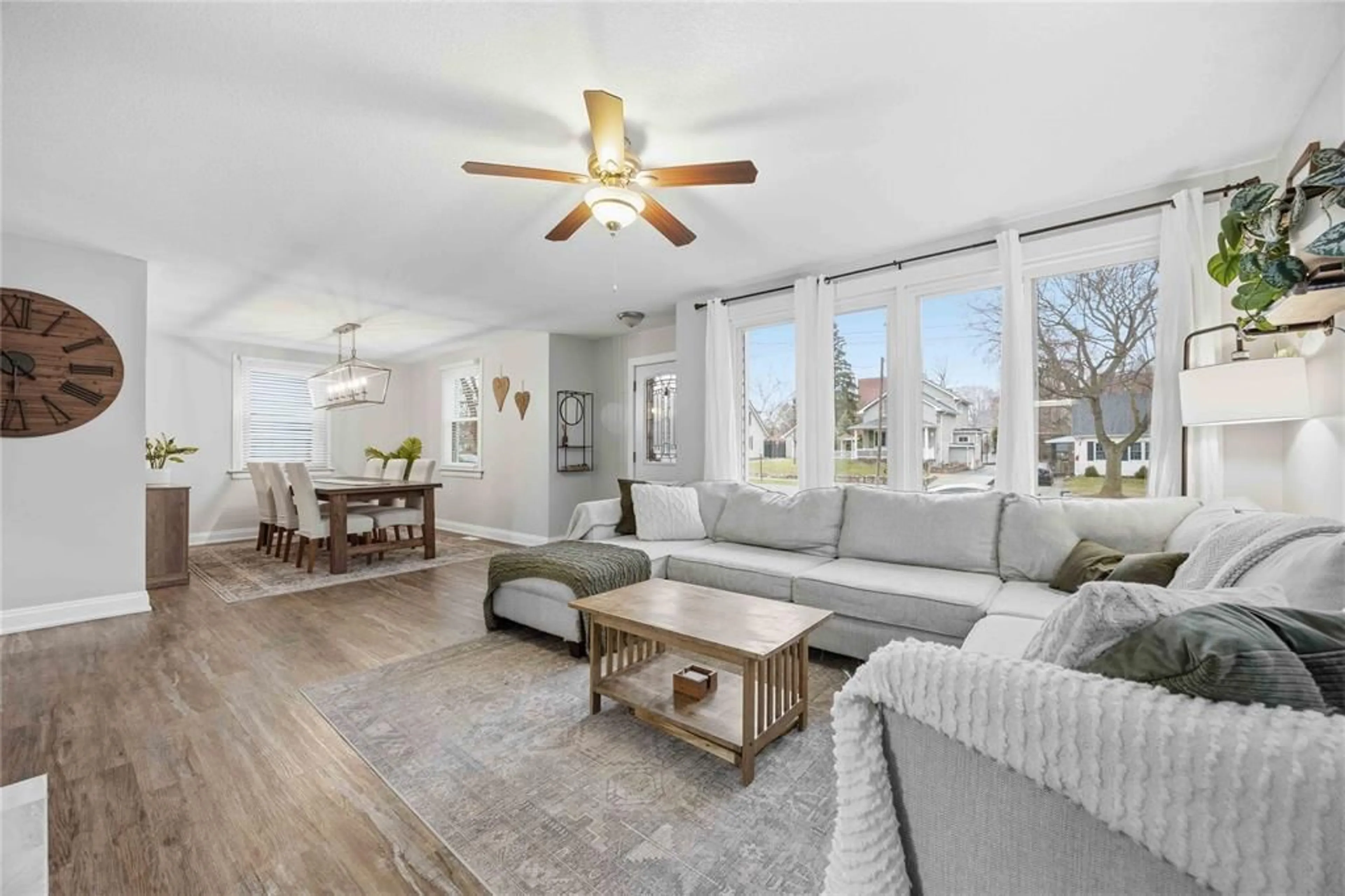 Living room with furniture, unknown for 323 MARIA St, Sarnia Ontario N7T 4T5