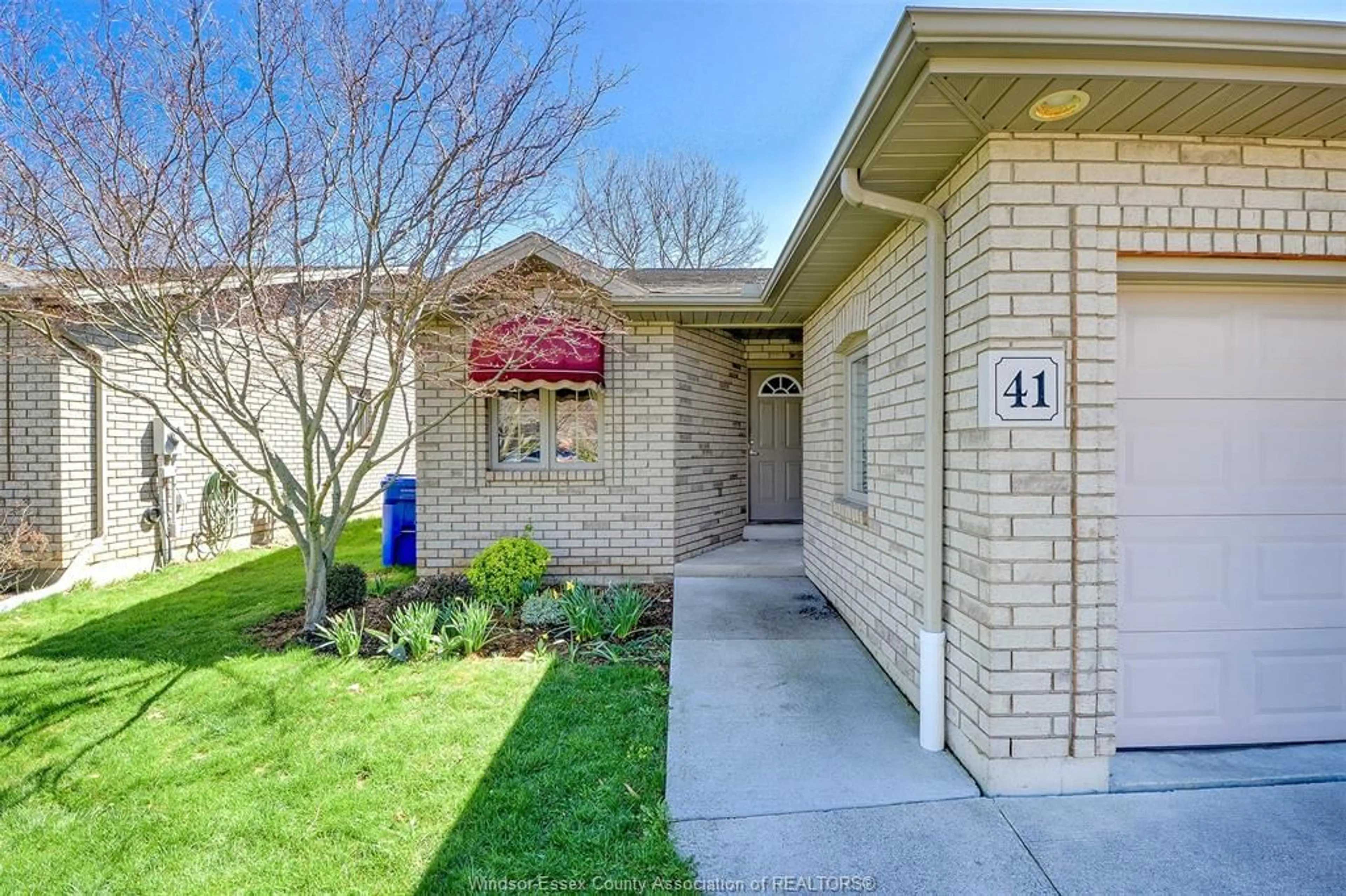 Home with brick exterior material, street for 41 Golfview Dr, Kingsville Ontario N9Y 4E3