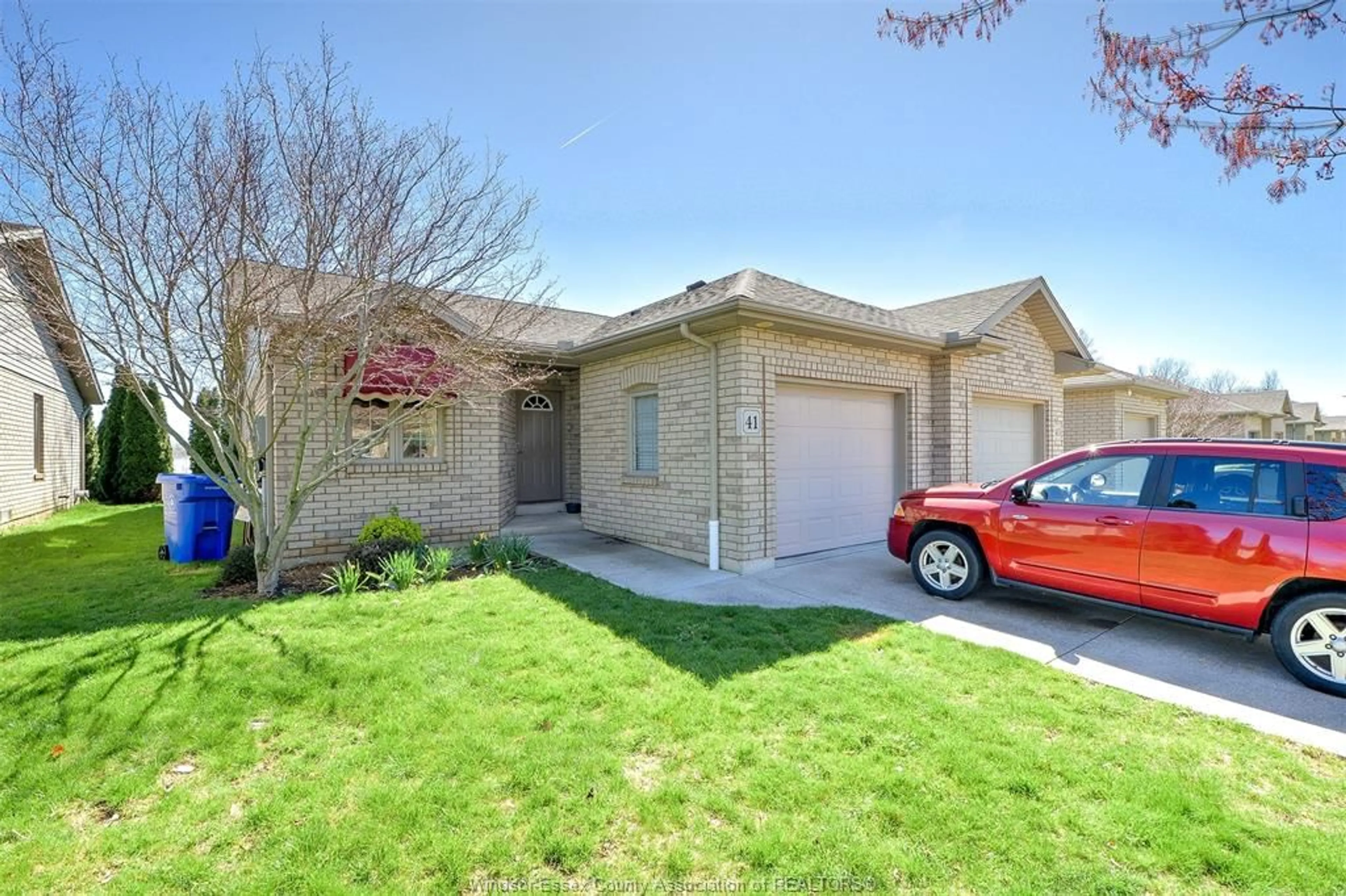 Home with brick exterior material, street for 41 Golfview Dr, Kingsville Ontario N9Y 4E3