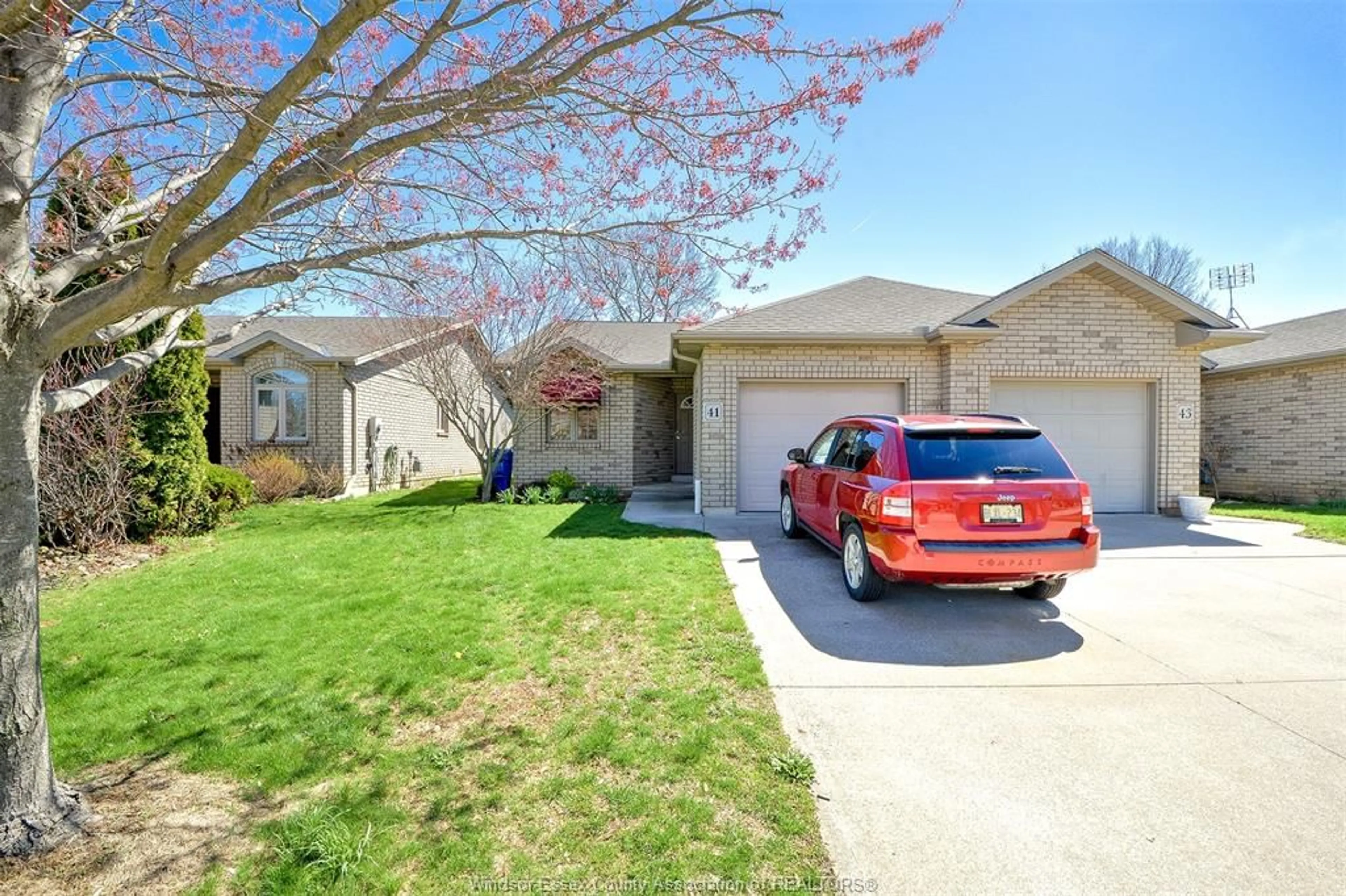 A pic from outside/outdoor area/front of a property/back of a property/a pic from drone, street for 41 Golfview Dr, Kingsville Ontario N9Y 4E3