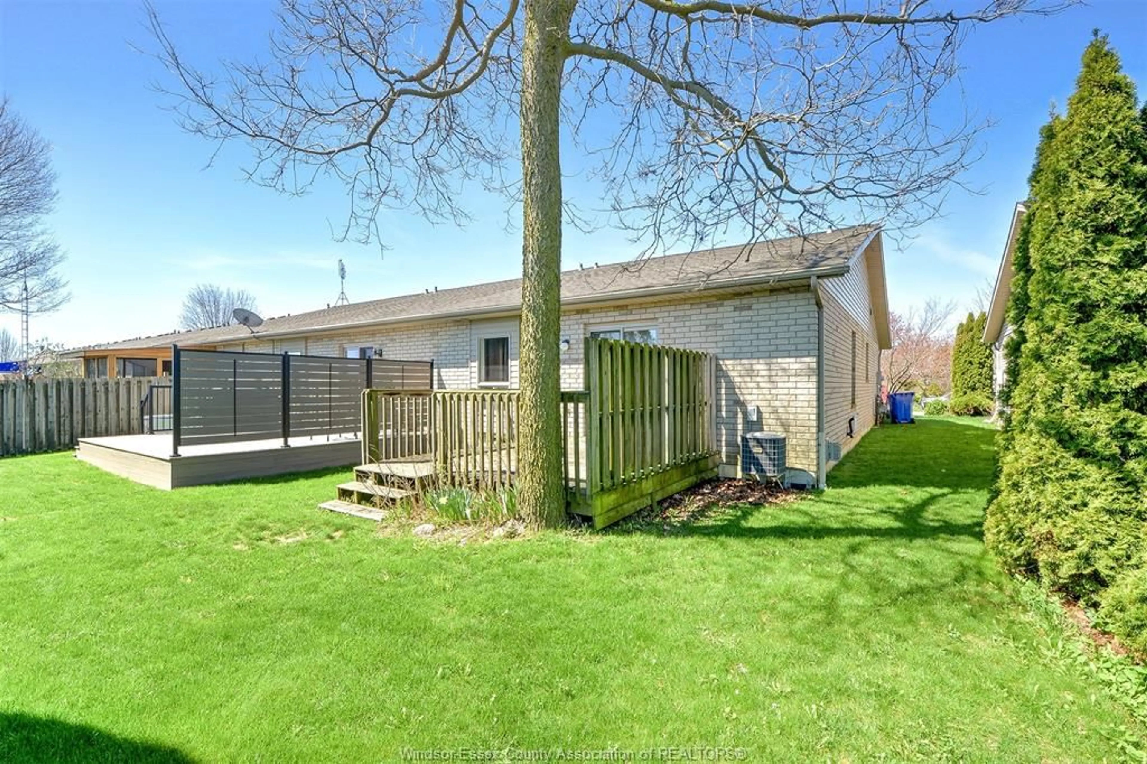 A pic from outside/outdoor area/front of a property/back of a property/a pic from drone, street for 41 Golfview Dr, Kingsville Ontario N9Y 4E3