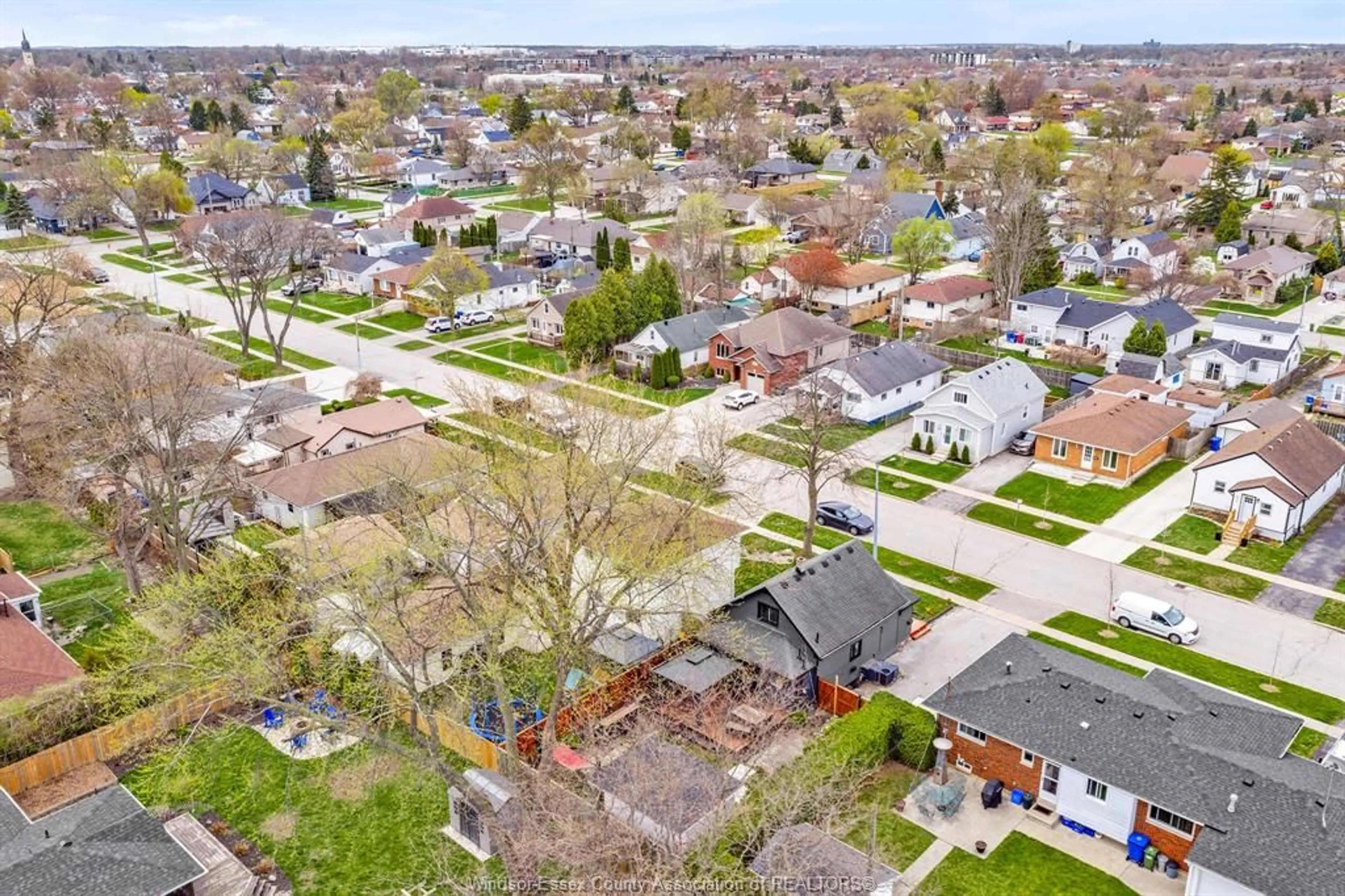 A pic from outside/outdoor area/front of a property/back of a property/a pic from drone, street for 622 LABUTE St, Tecumseh Ontario N8N 2B3