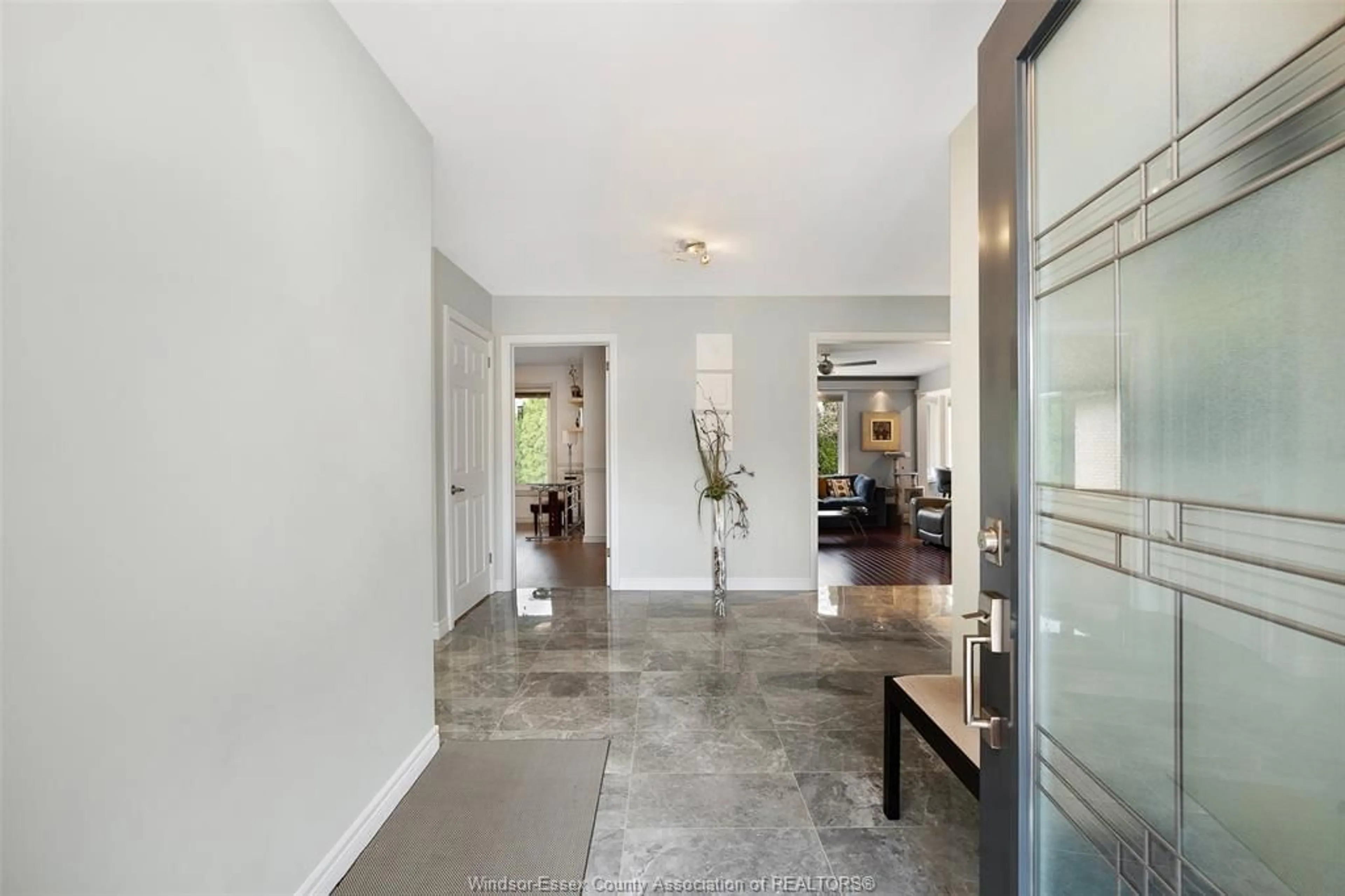 Indoor foyer for 2098 EDGEMORE Ave, LaSalle Ontario N9H 2K1