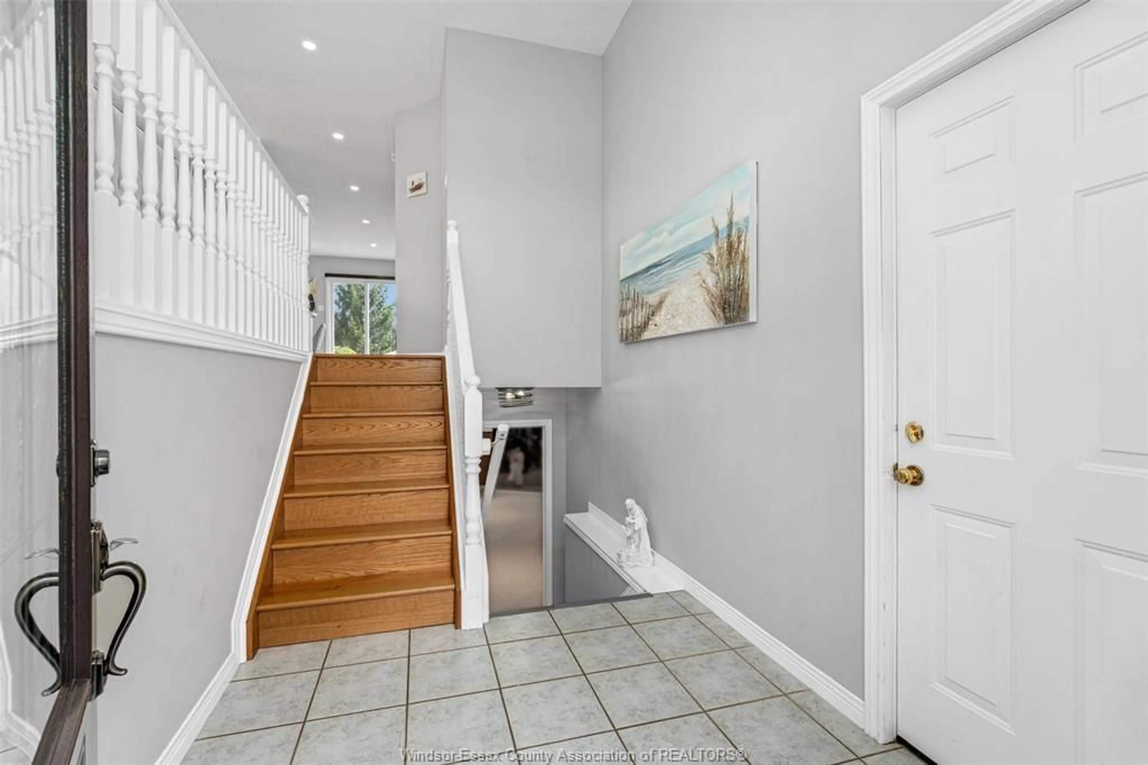 Indoor foyer for 12969 LANOUE St, Tecumseh Ontario N8N 5A7