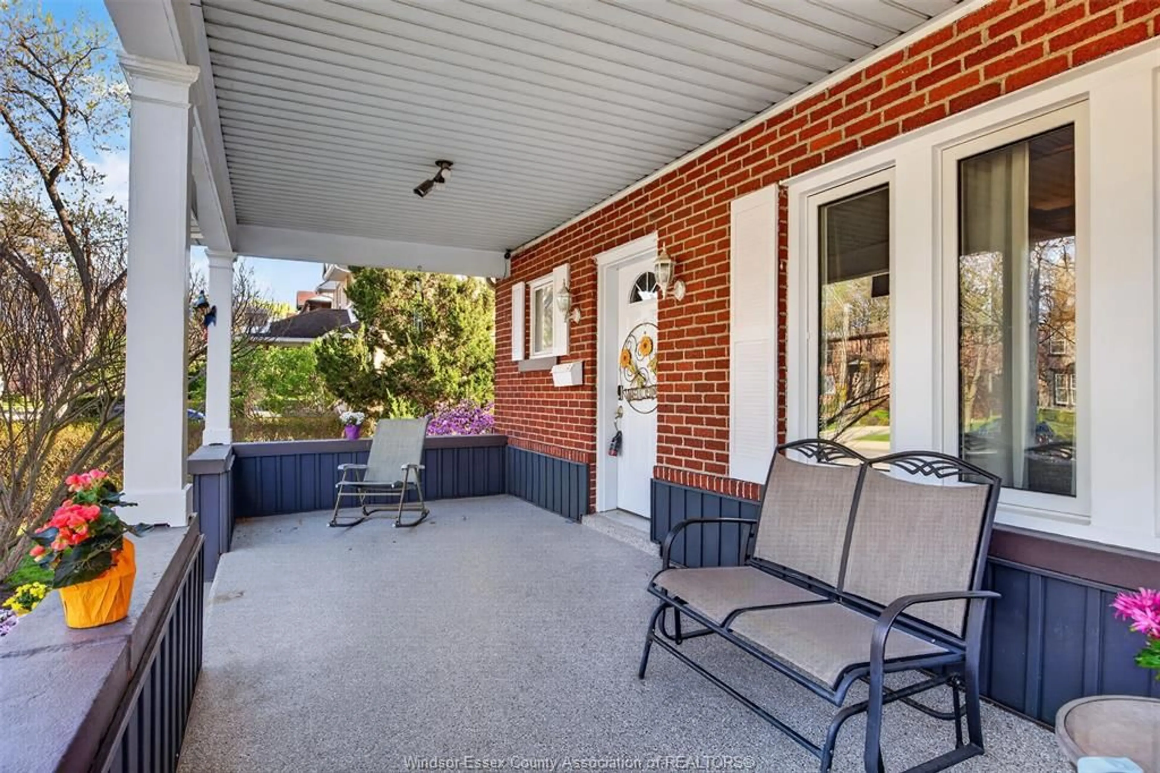 Patio, street for 911 Victoria Ave, Windsor Ontario N9A 4N5