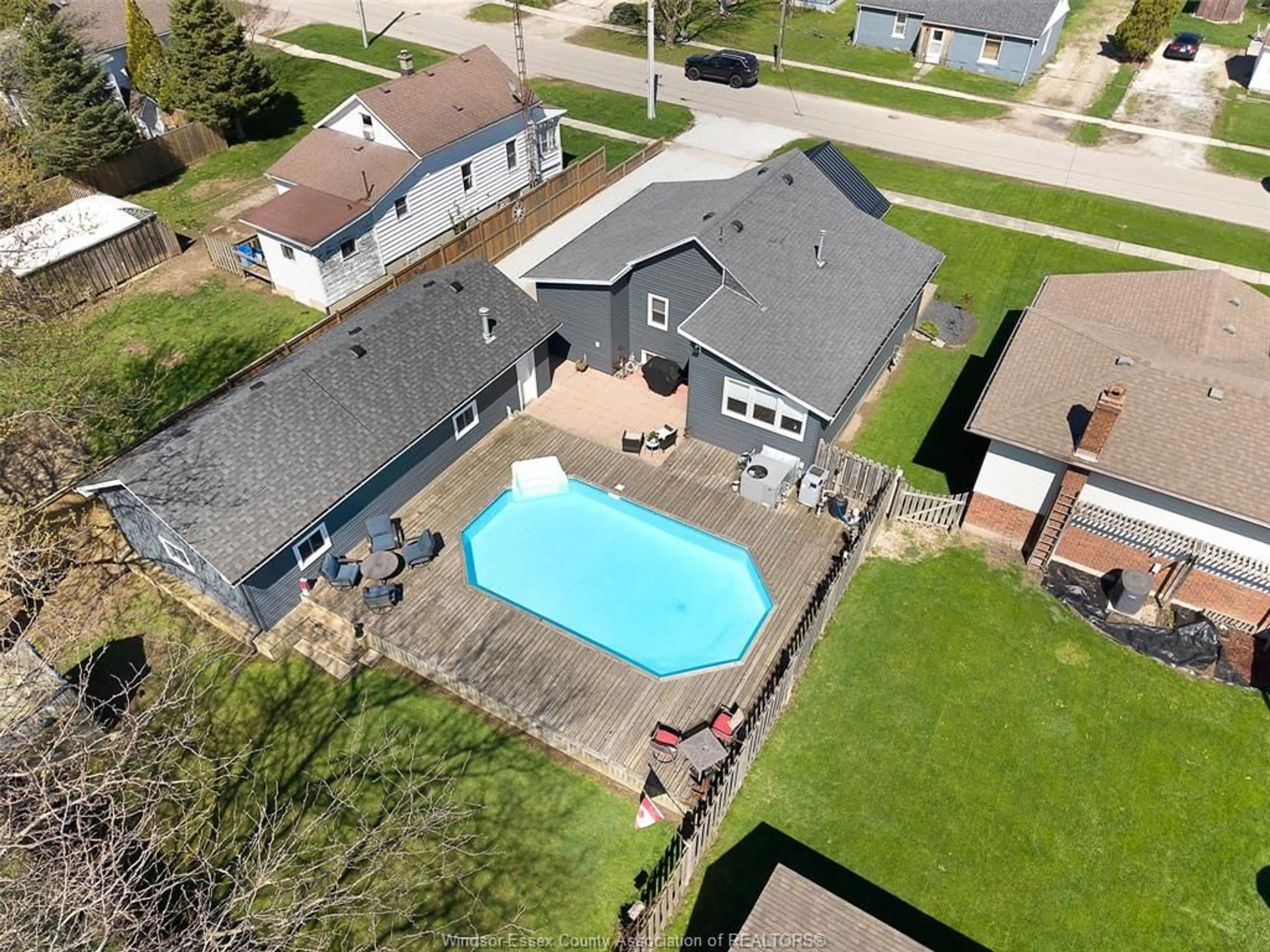 A pic from outside/outdoor area/front of a property/back of a property/a pic from drone, street for 112 CHESTNUT St, Wheatley Ontario N0P 2P0