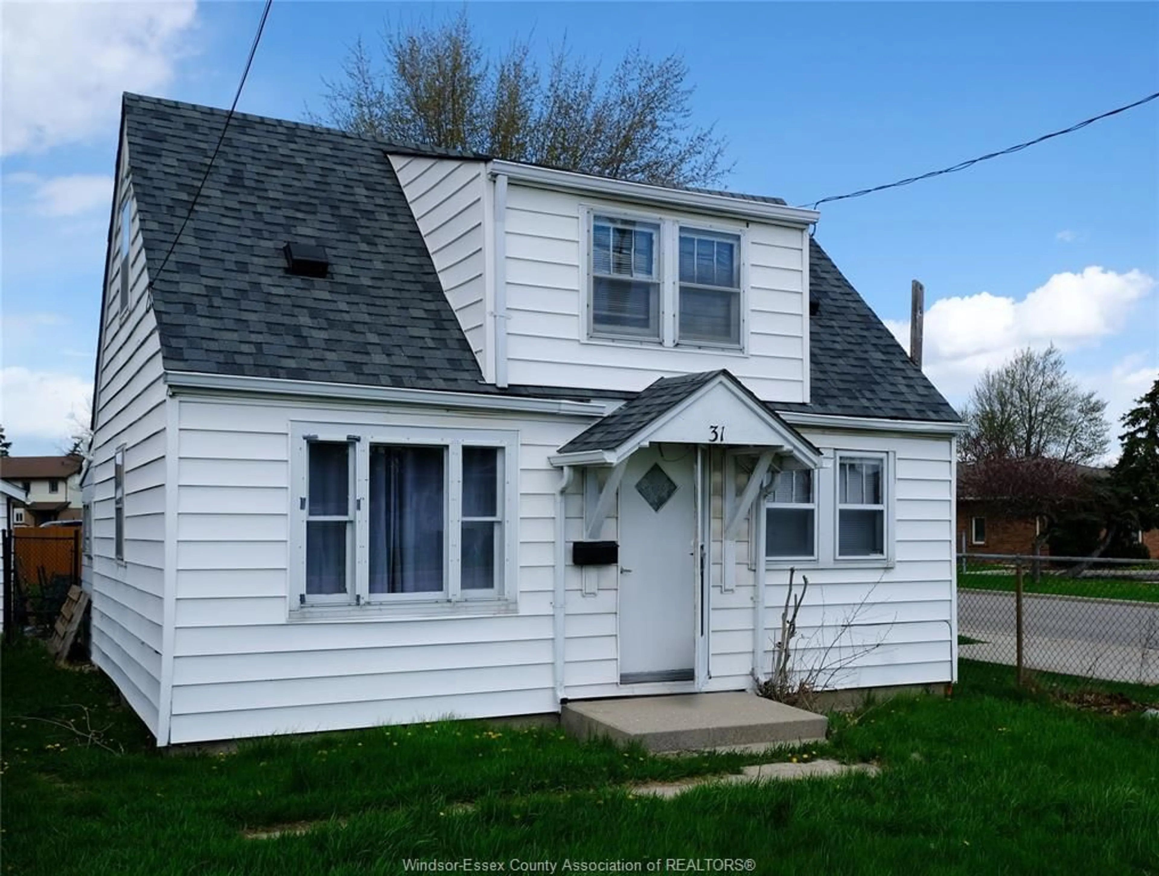 Home with vinyl exterior material, street for 31 Maidstone Ave, Essex Ontario N8M 2J3