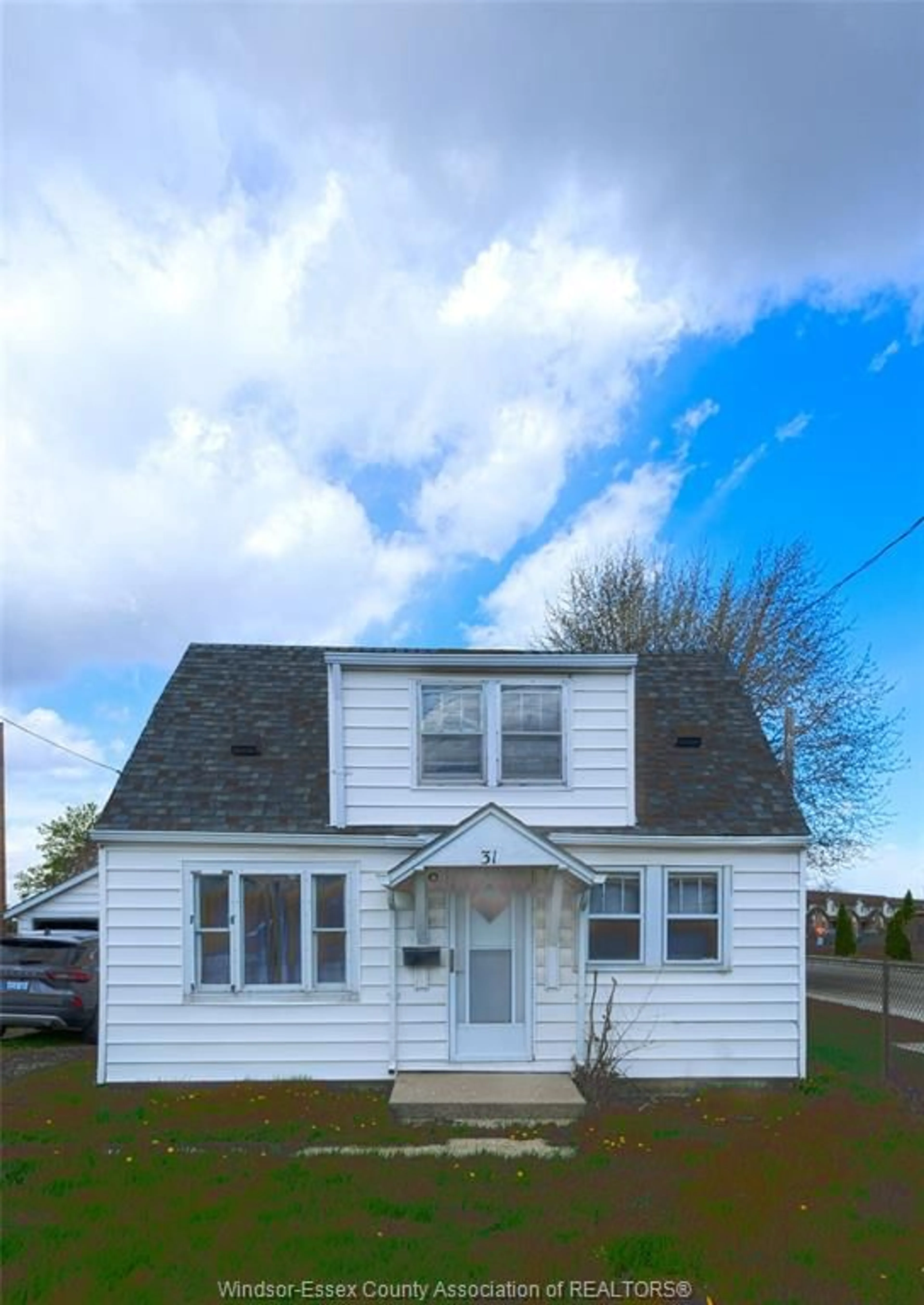 Home with vinyl exterior material, building for 31 Maidstone Ave, Essex Ontario N8M 2J3