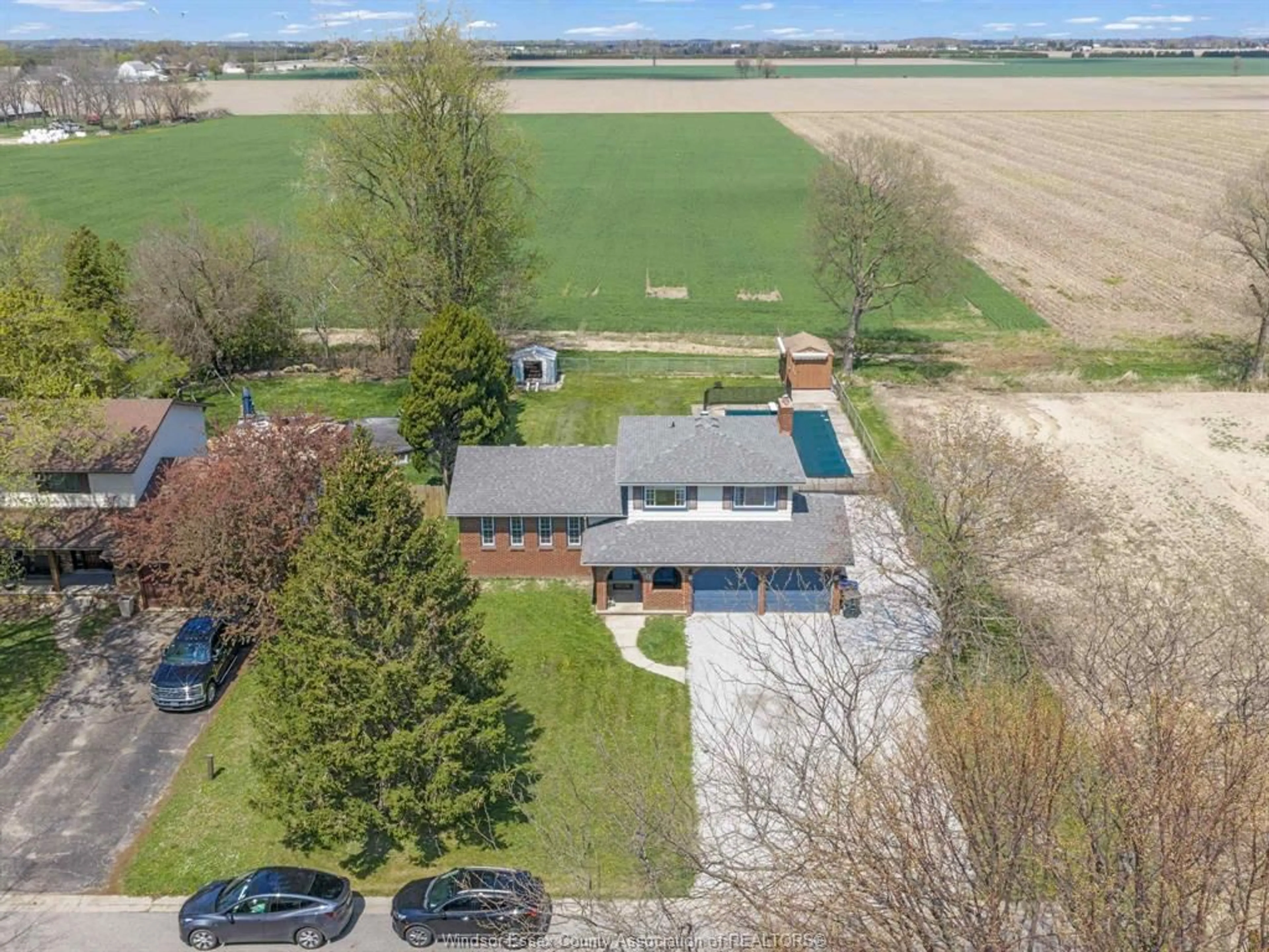 A pic from outside/outdoor area/front of a property/back of a property/a pic from drone, unknown for 40 Woodside Ave, Amherstburg Ontario N0R 1G0