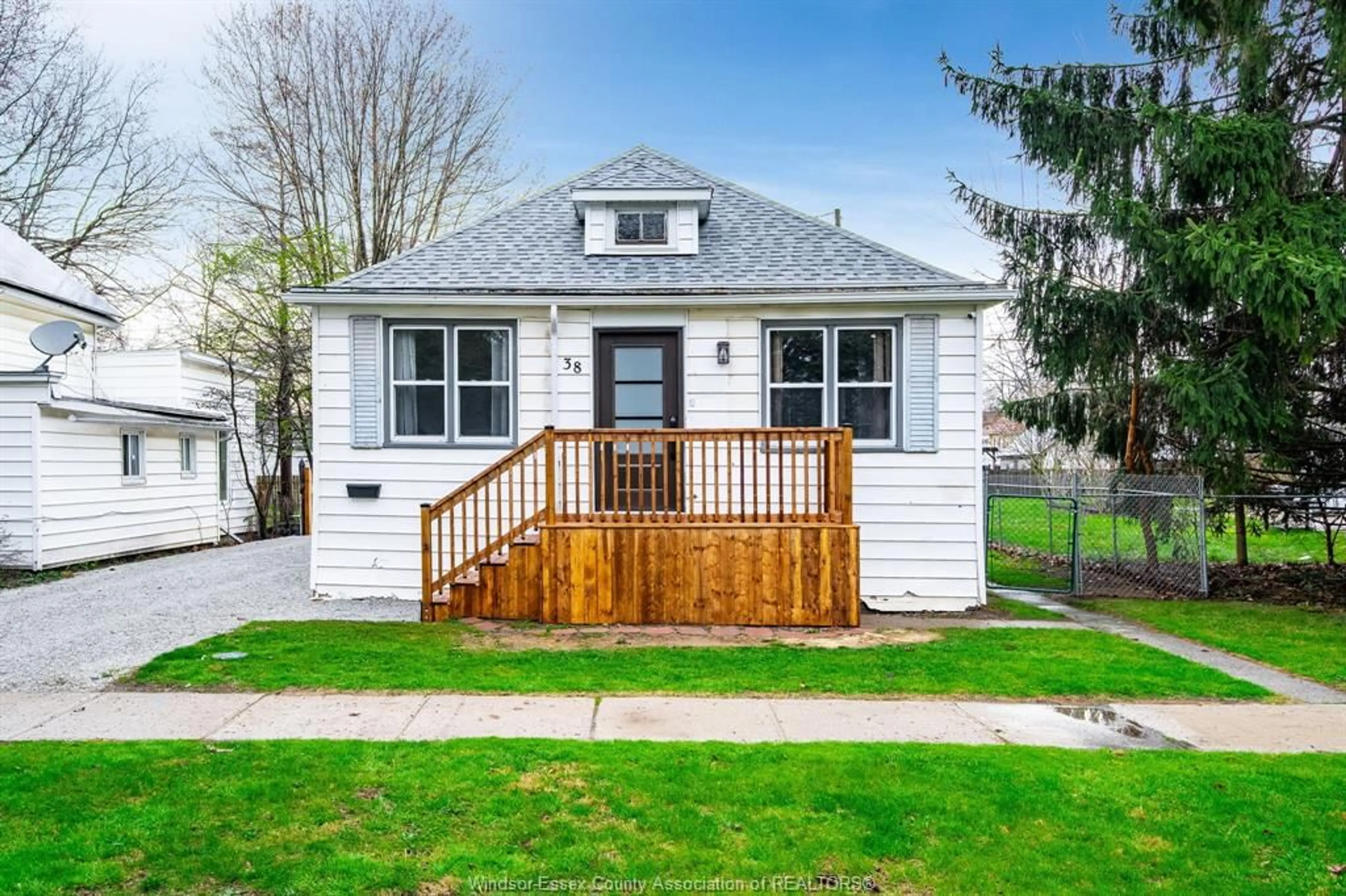 Home with vinyl exterior material, street for 38 Fox St, Leamington Ontario N8H 3J4