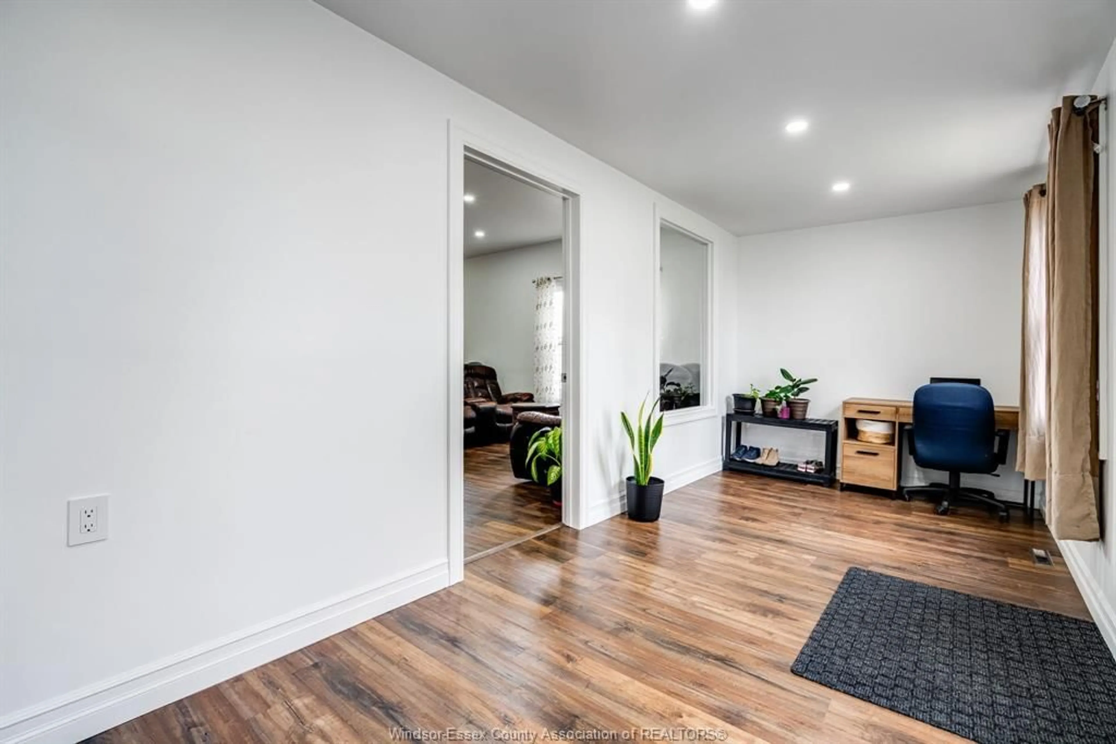 Indoor entryway for 38 Fox St, Leamington Ontario N8H 3J4