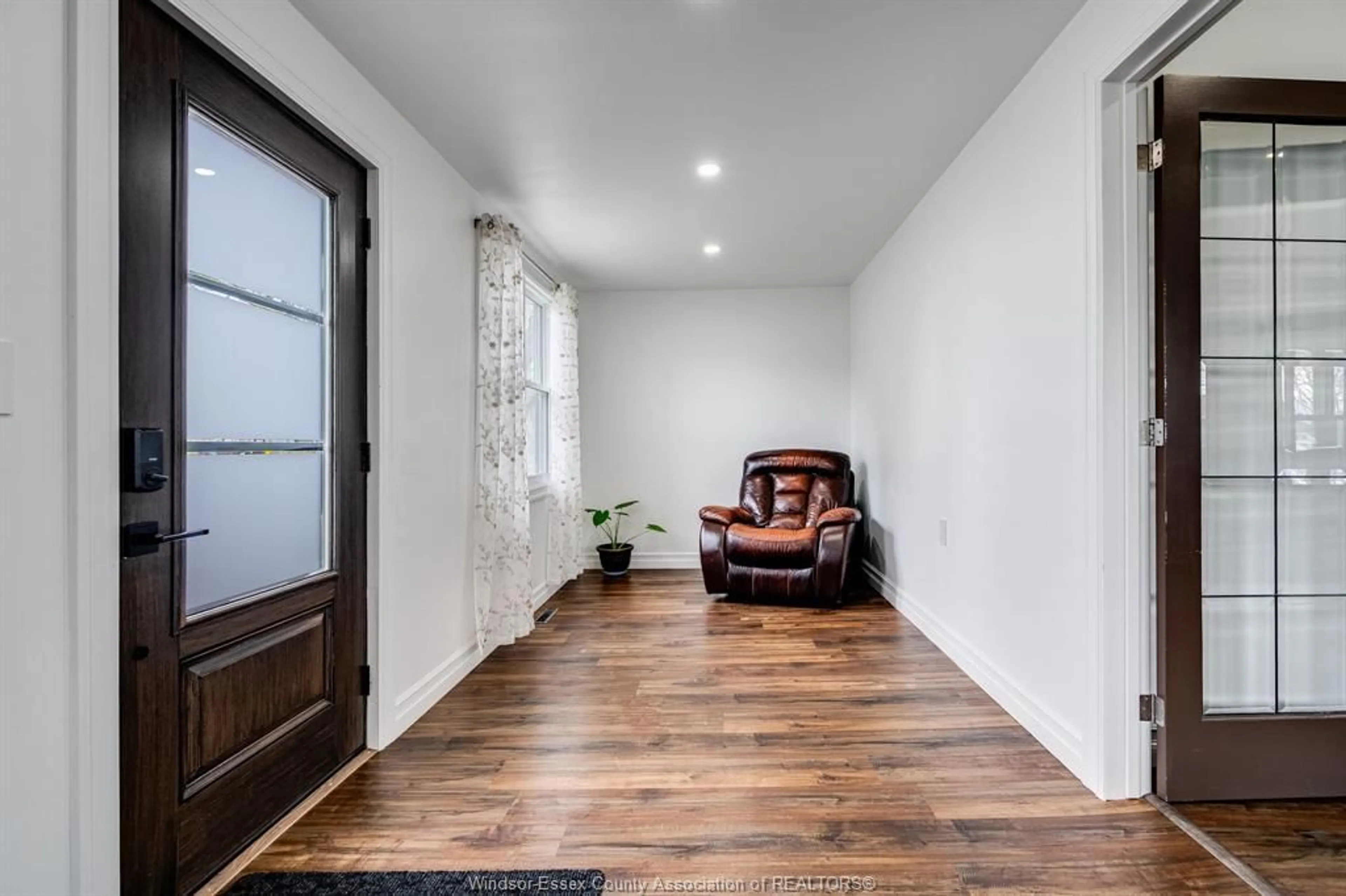 Indoor entryway for 38 Fox St, Leamington Ontario N8H 3J4