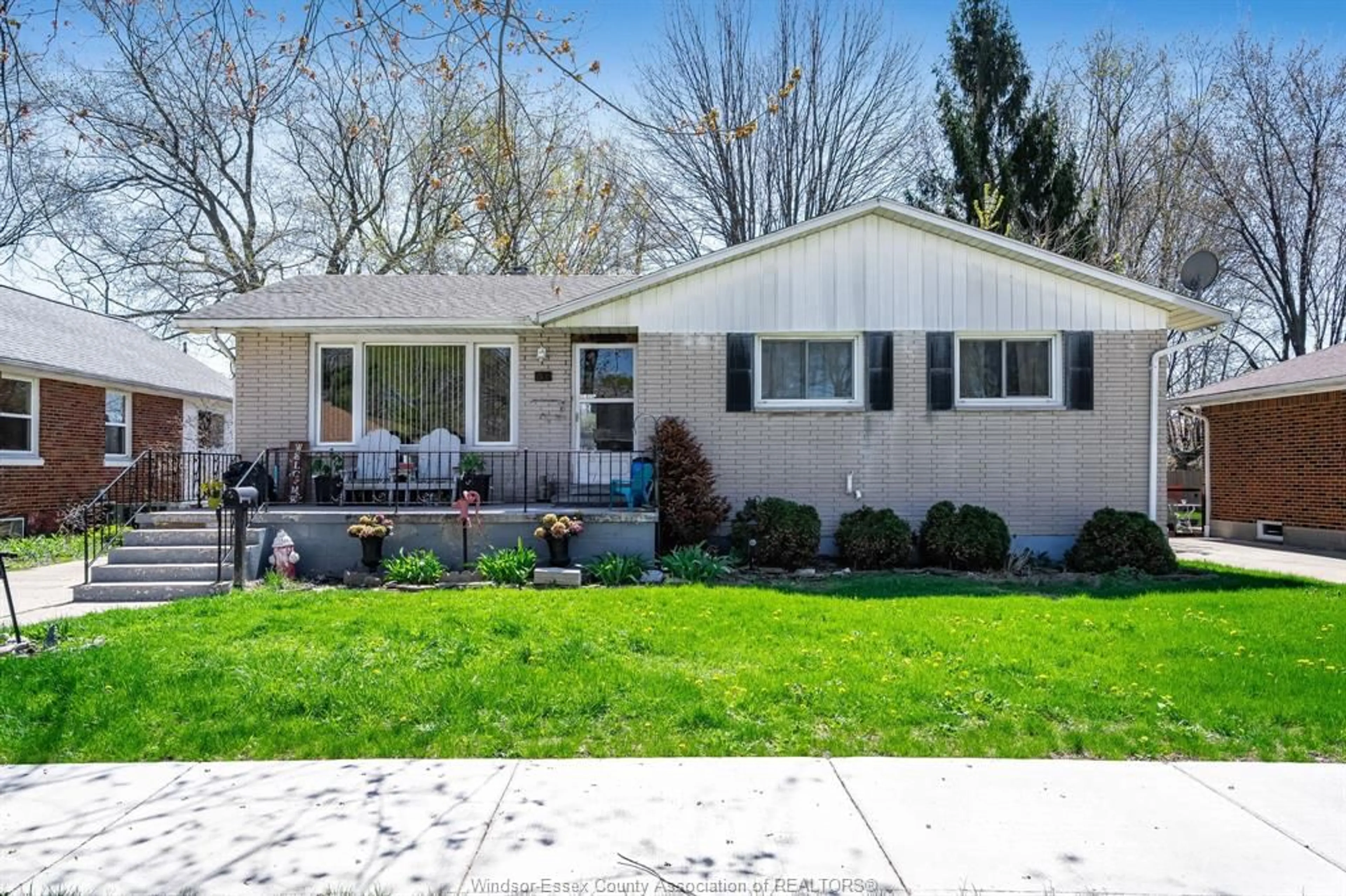 Home with vinyl exterior material, street for 31 Horwath Ave, Kingsville Ontario N9Y 1B9