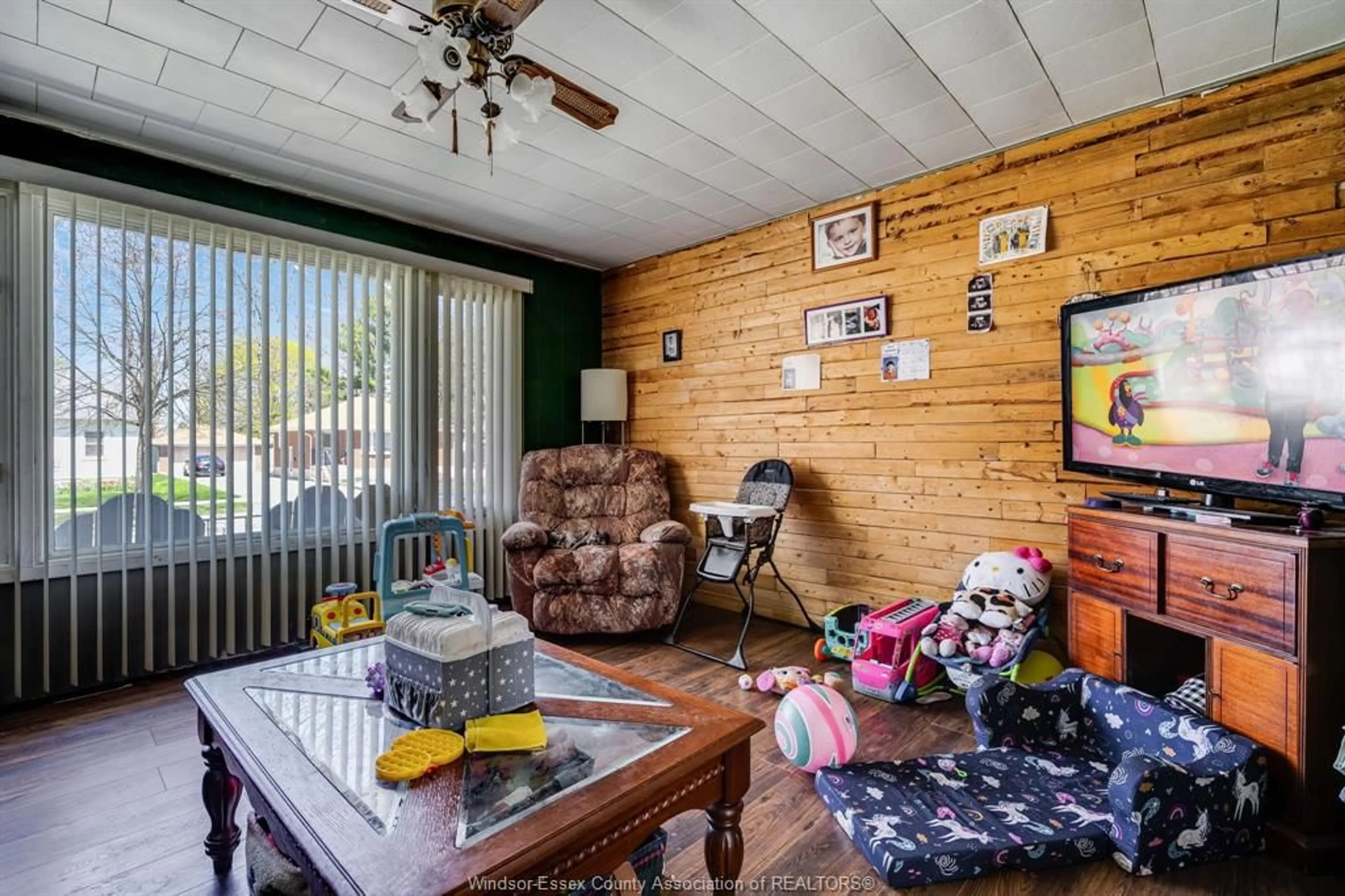 Living room with furniture, wood/laminate floor for 31 Horwath Ave, Kingsville Ontario N9Y 1B9