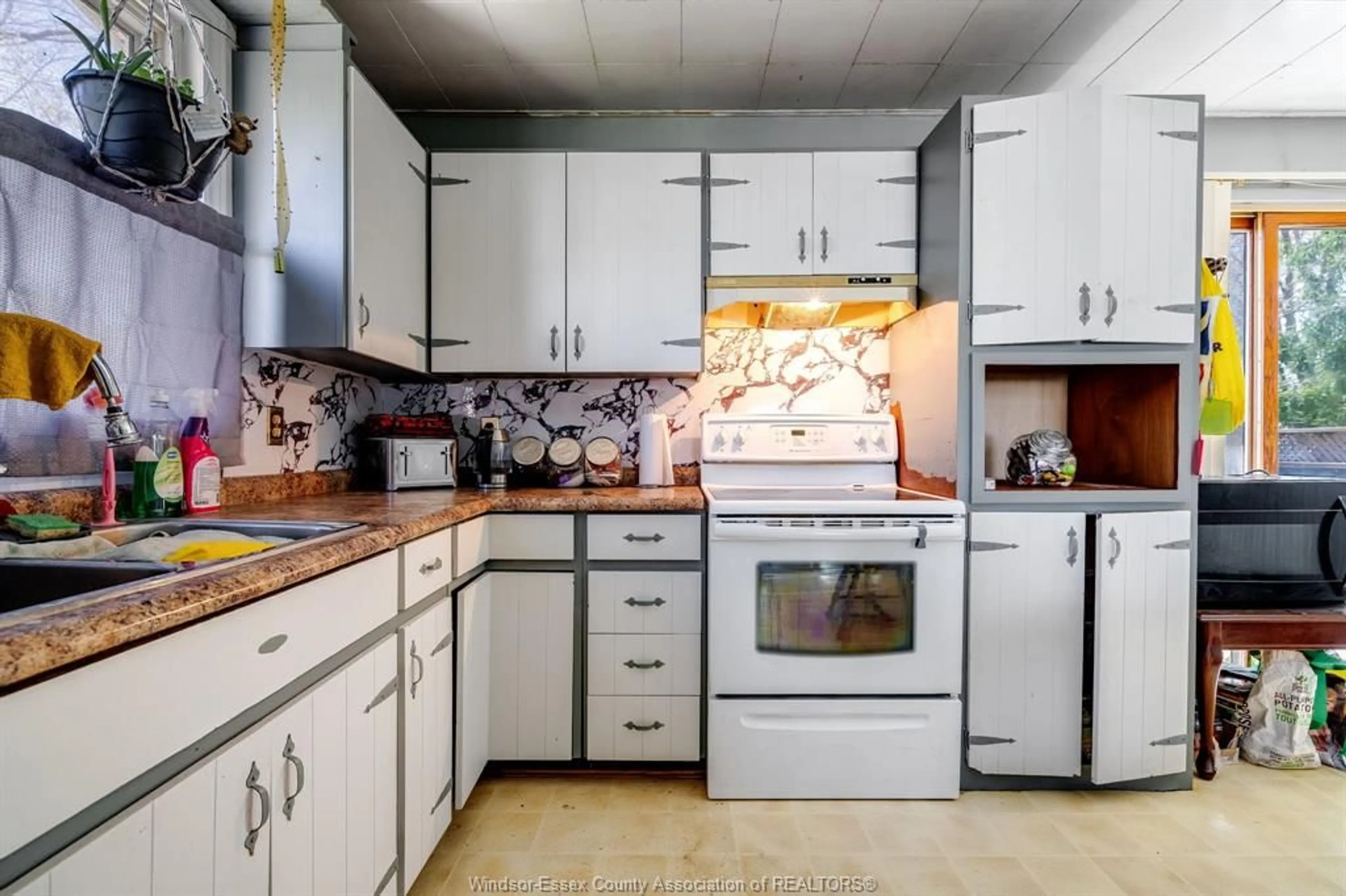 Standard kitchen, unknown for 31 Horwath Ave, Kingsville Ontario N9Y 1B9