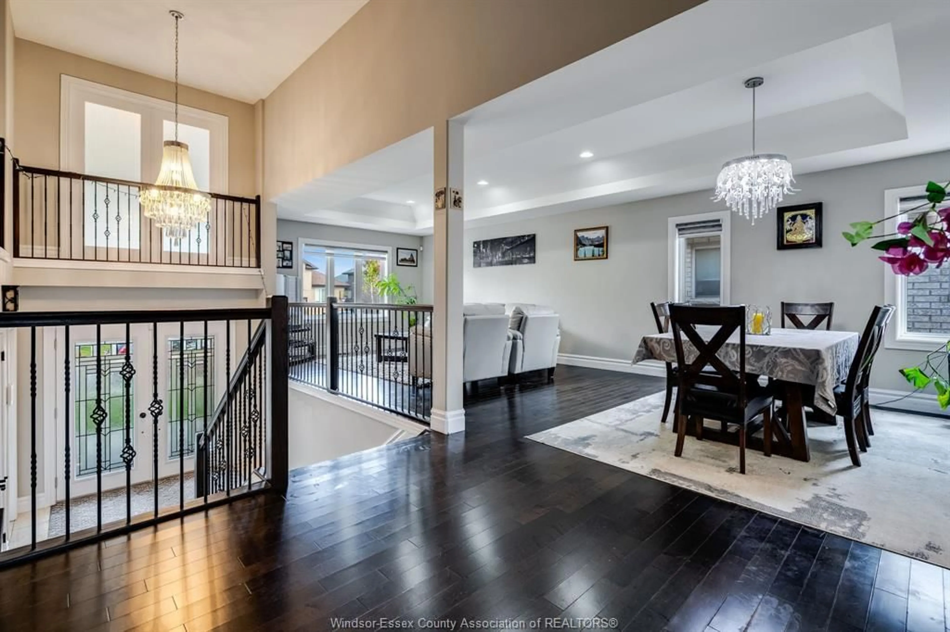 Indoor foyer for 1399 Cancun St, Windsor Ontario N9G 0A2