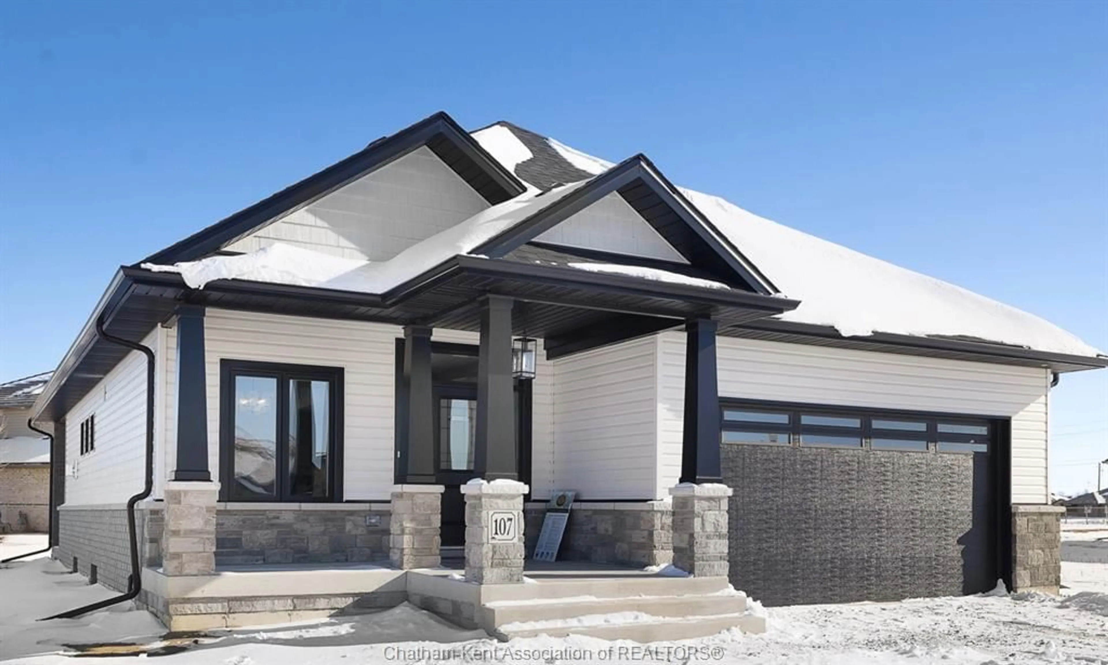 Home with vinyl exterior material, street for 106 McKenzie Crt, Chatham Ontario N7L 0G7