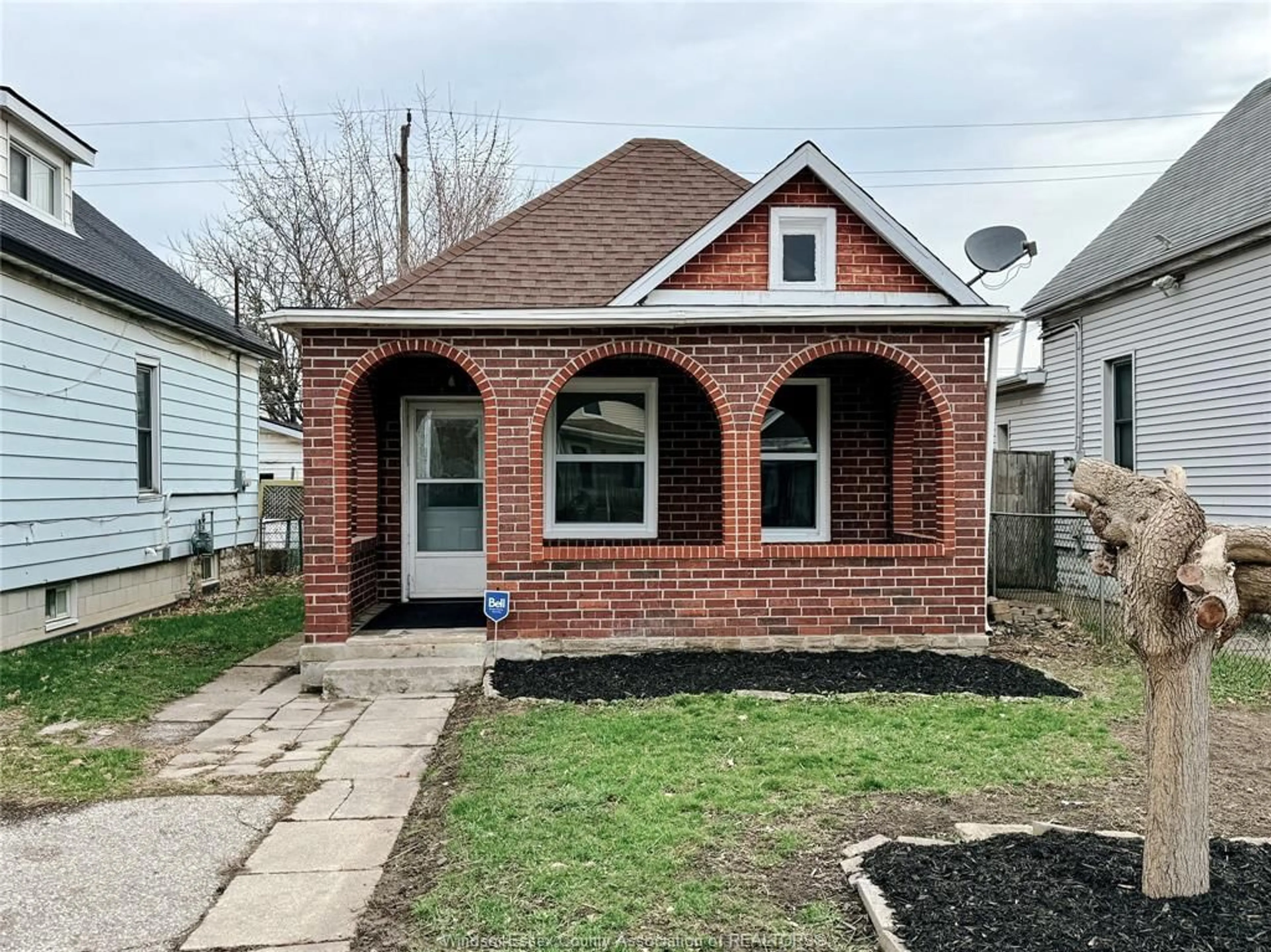 Home with brick exterior material, street for 1046 LILLIAN, Windsor Ontario N9A 1V7
