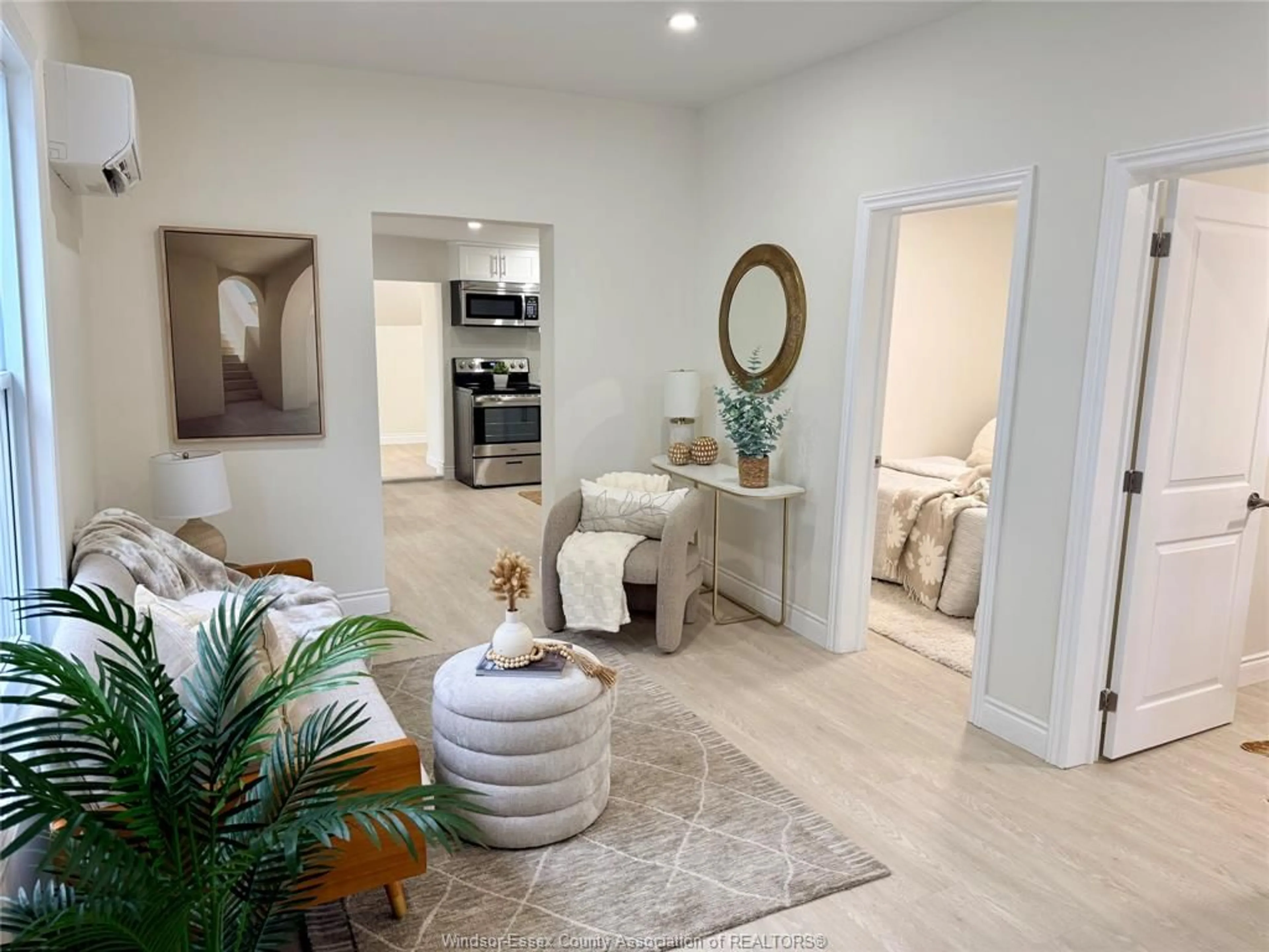 Indoor entryway for 1046 LILLIAN, Windsor Ontario N9A 1V7