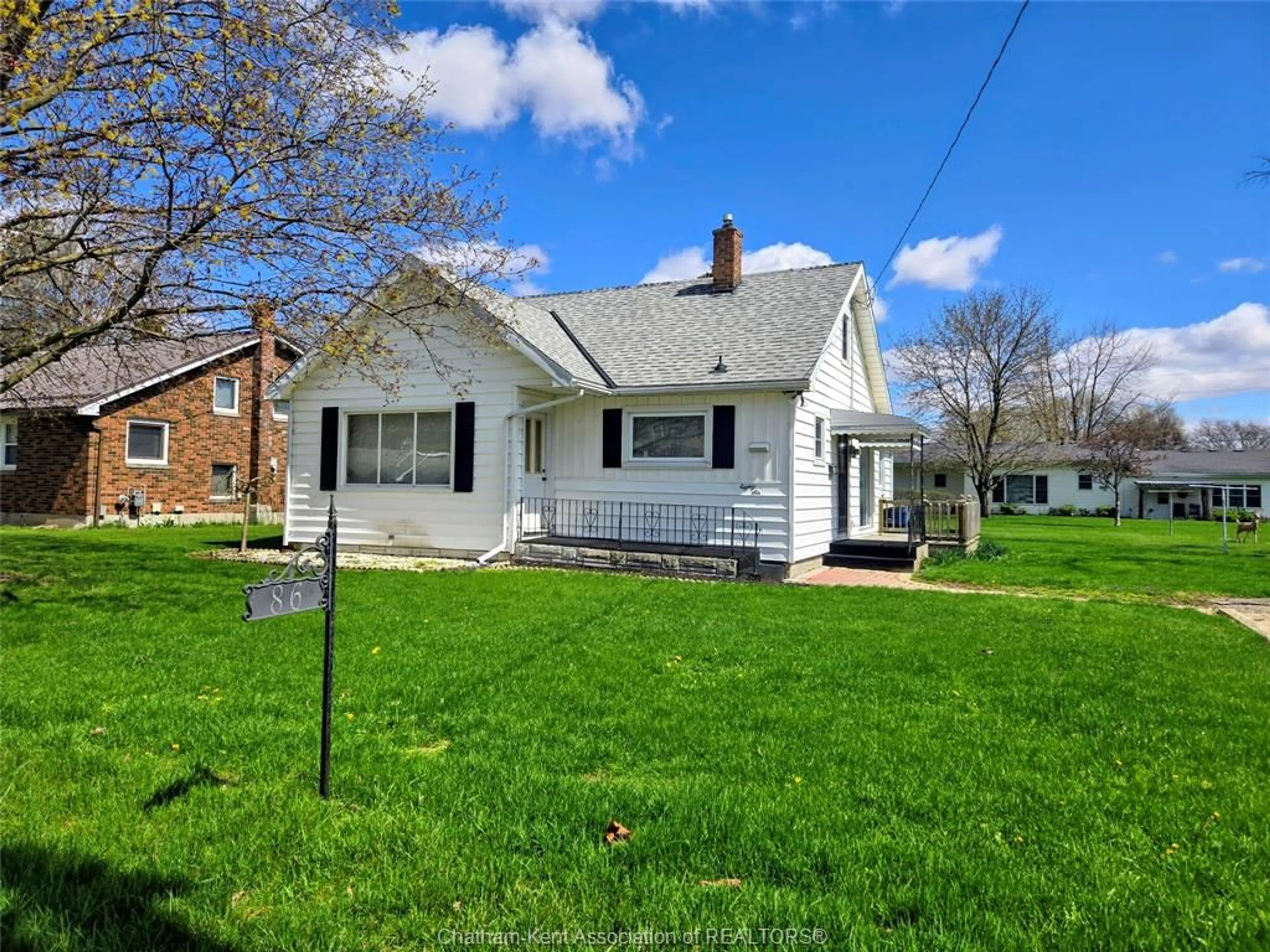 A pic from outside/outdoor area/front of a property/back of a property/a pic from drone, street for 86 Lamila St, Thamesville Ontario N0P 2K0