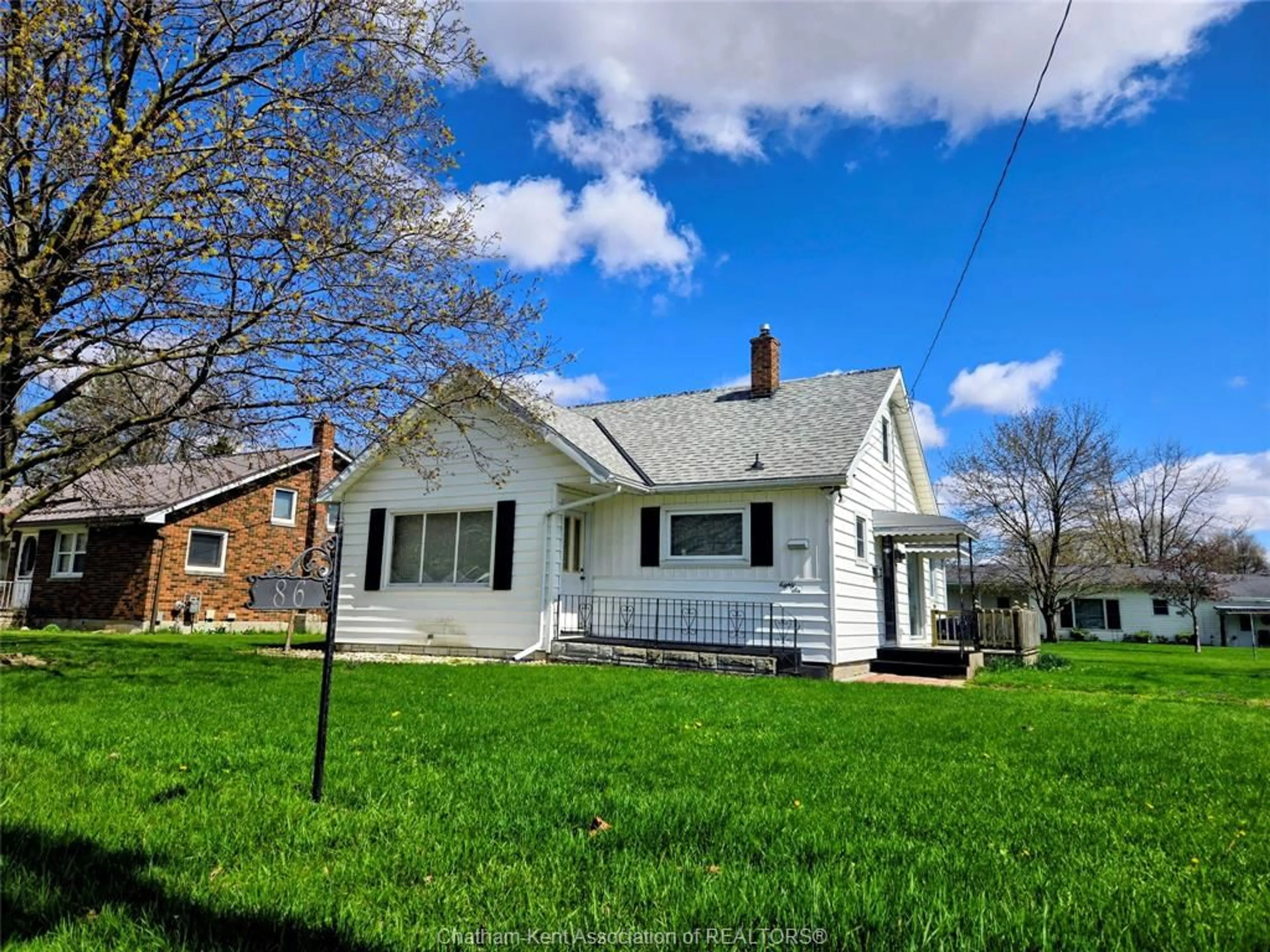 A pic from outside/outdoor area/front of a property/back of a property/a pic from drone, street for 86 Lamila St, Thamesville Ontario N0P 2K0