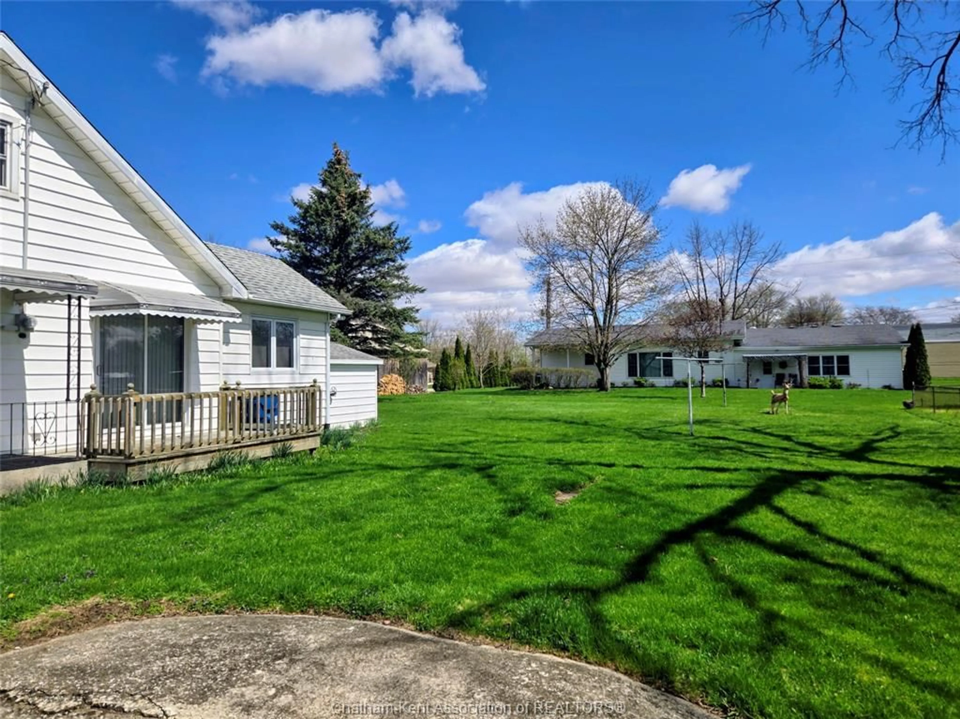 A pic from outside/outdoor area/front of a property/back of a property/a pic from drone, unknown for 86 Lamila St, Thamesville Ontario N0P 2K0