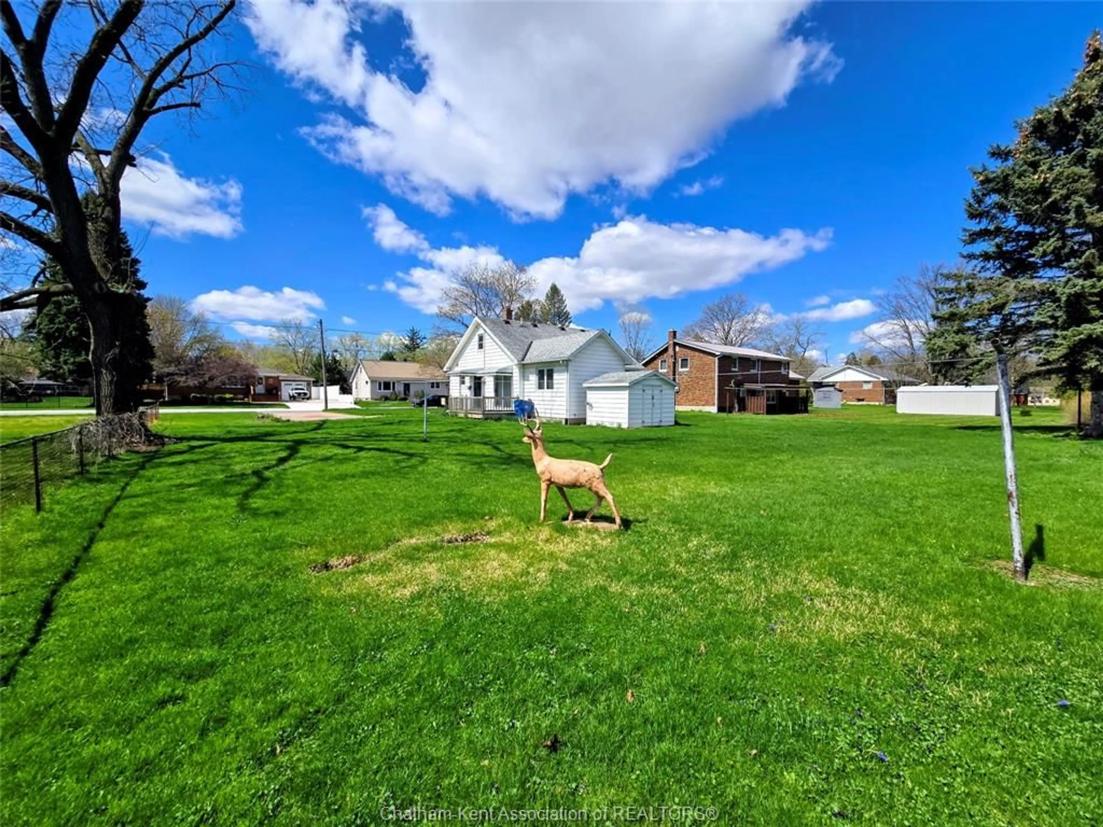 A pic from outside/outdoor area/front of a property/back of a property/a pic from drone, street for 86 Lamila St, Thamesville Ontario N0P 2K0