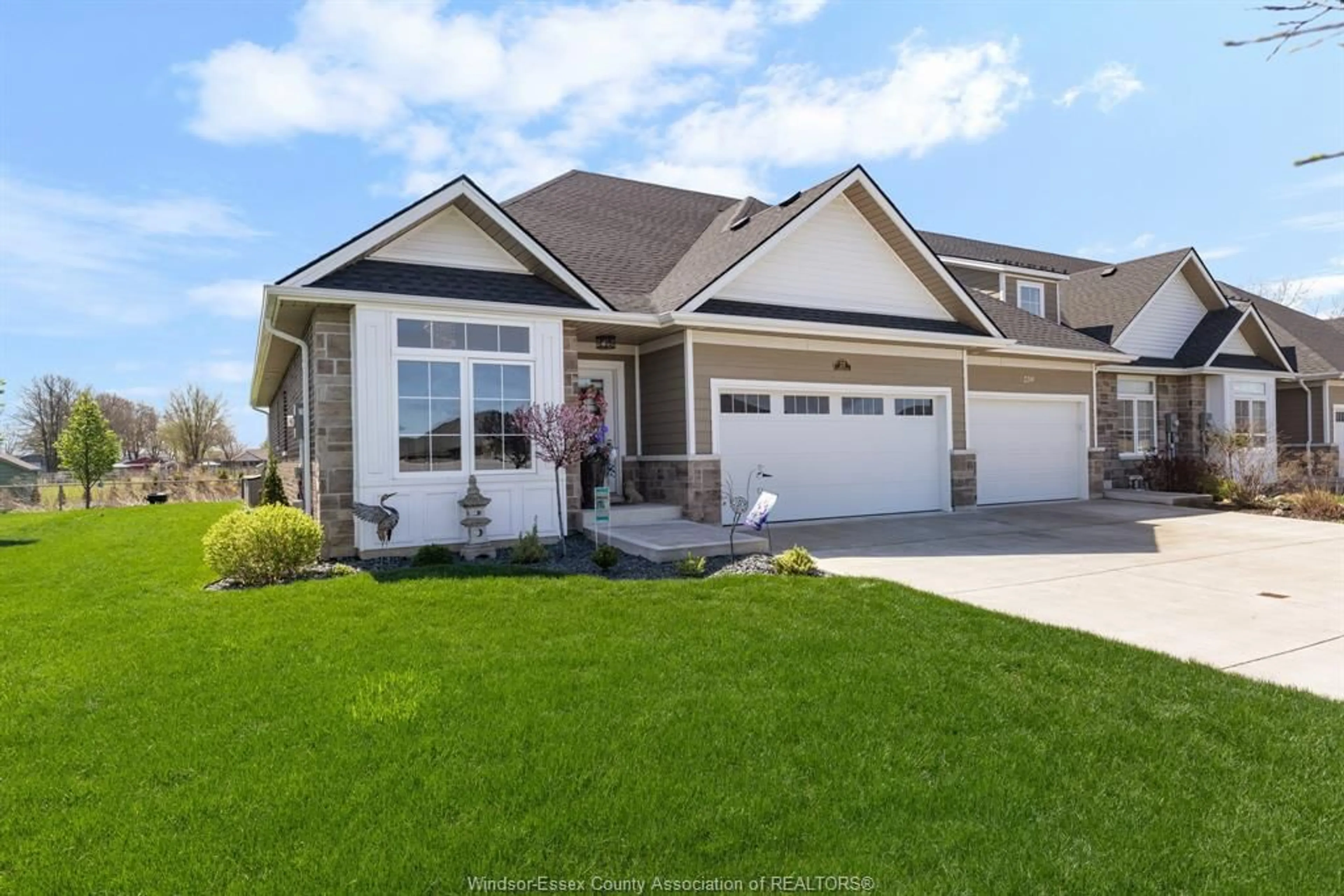 Home with vinyl exterior material, street for 237 LIVINGSTONE, Amherstburg Ontario N9V 0H1