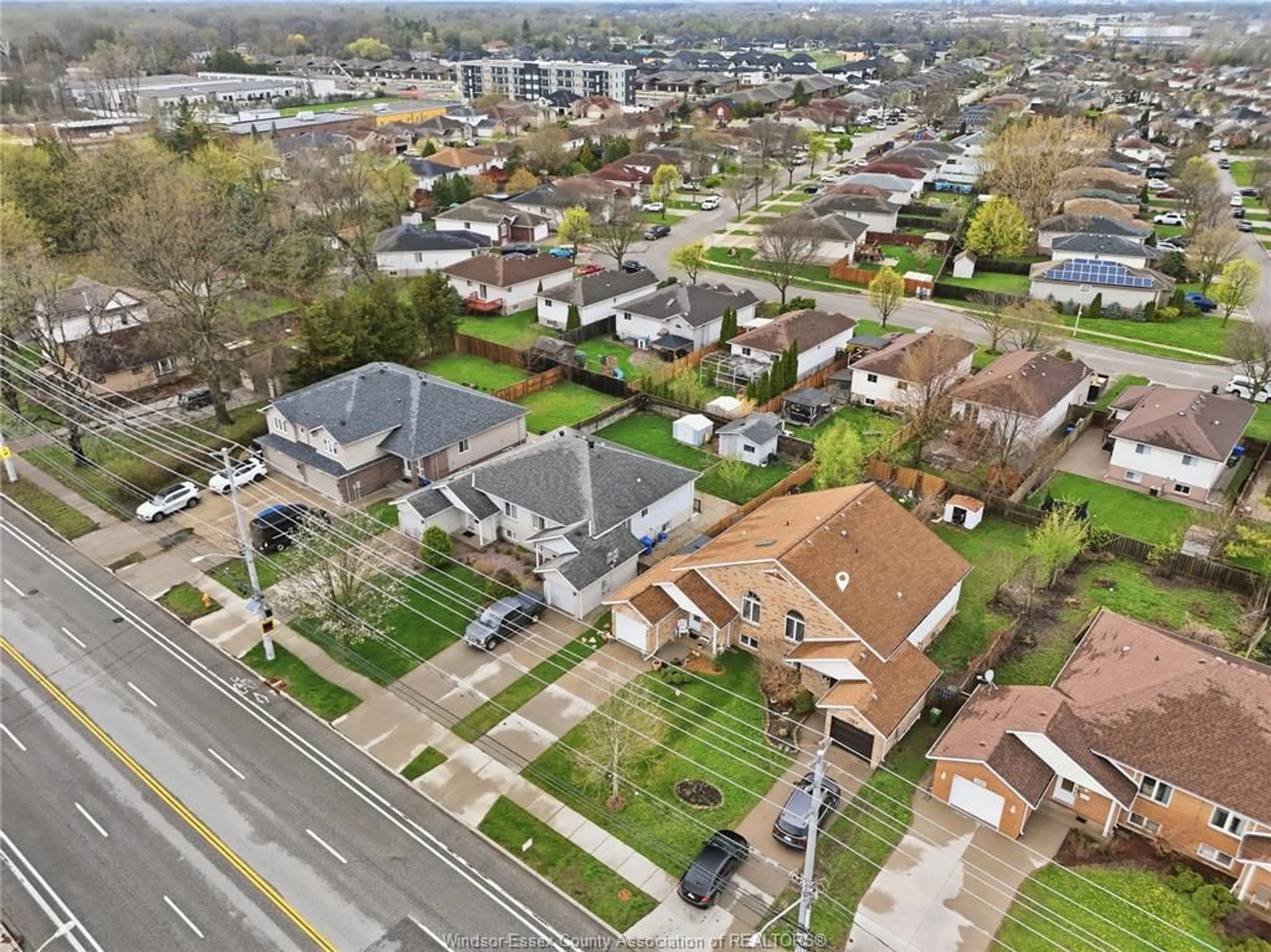 A pic from outside/outdoor area/front of a property/back of a property/a pic from drone, street for 724 CABANA Rd, Windsor Ontario N9G 1A4