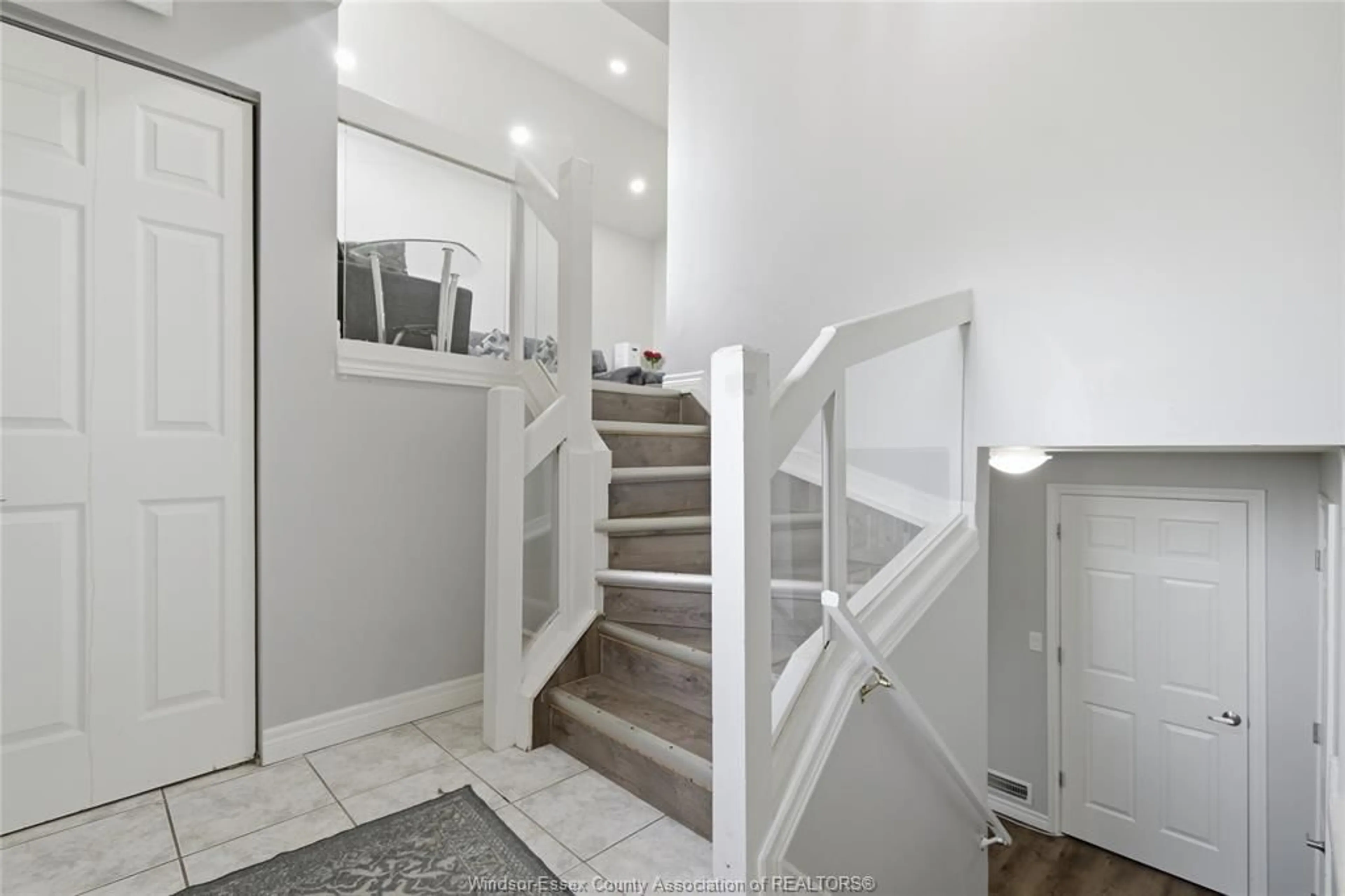 Stairs for 724 CABANA Rd, Windsor Ontario N9G 1A4