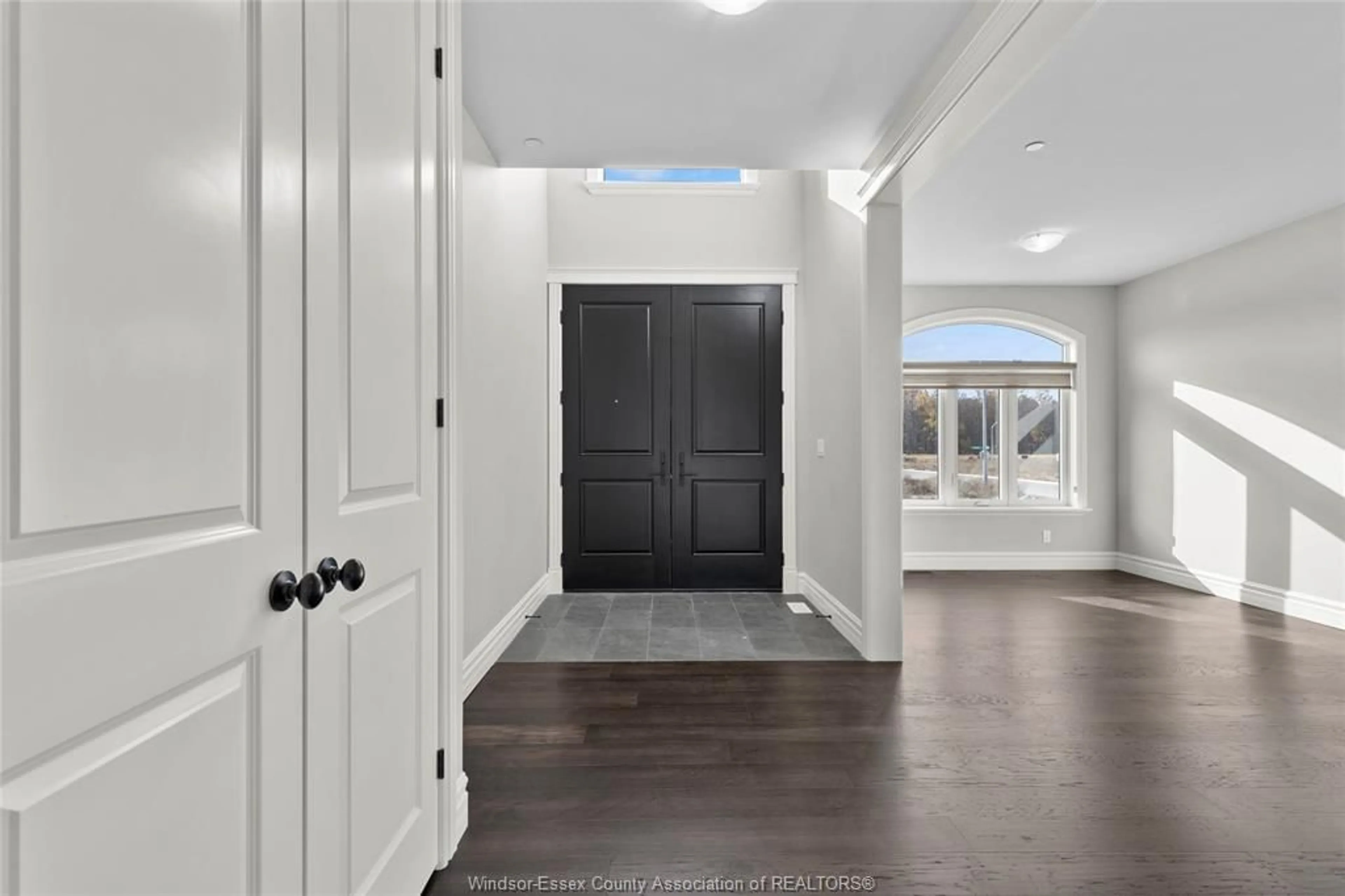 Indoor entryway for 8356 ANNIE, Amherstburg Ontario N0R 1J0