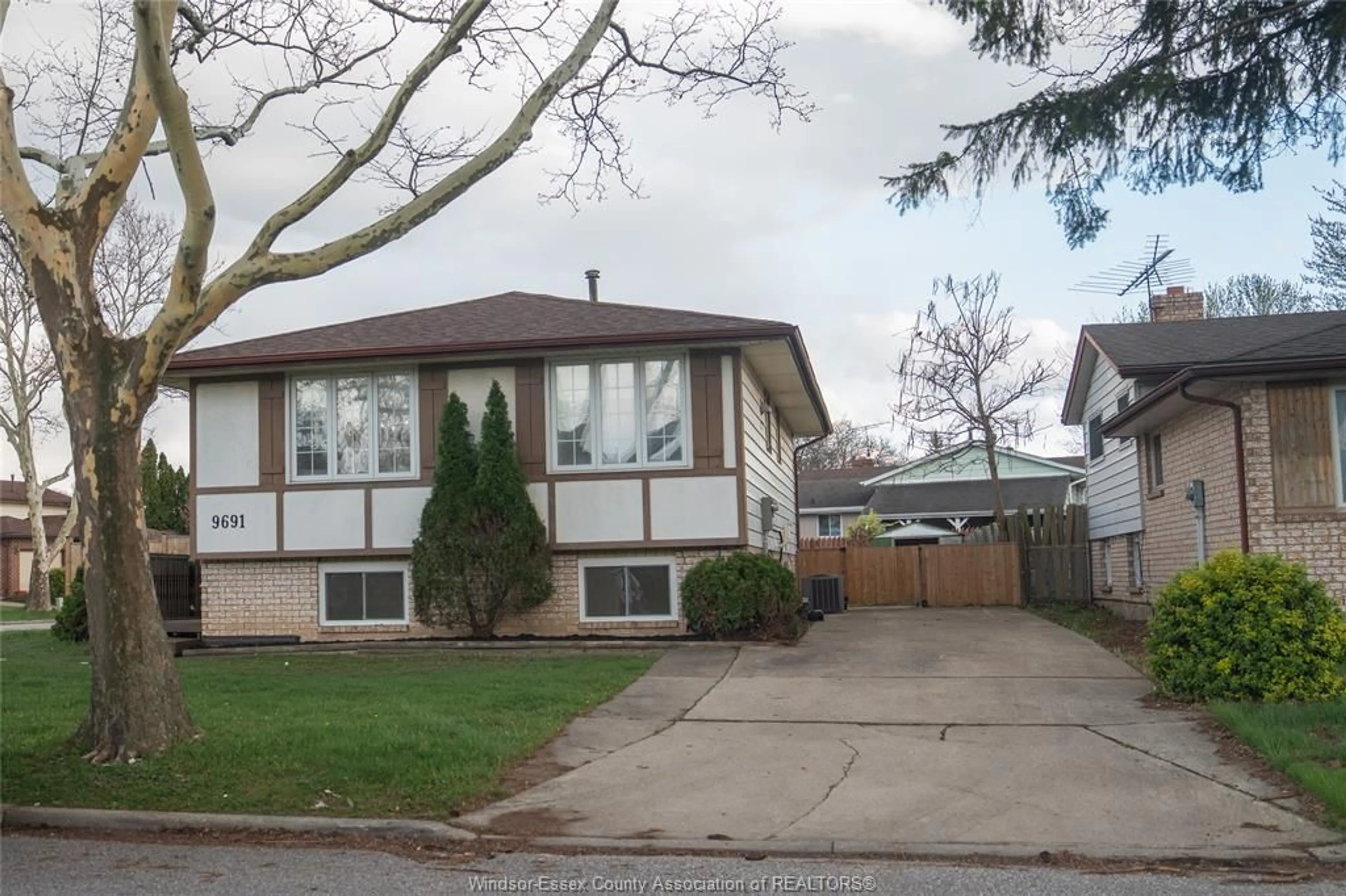Home with vinyl exterior material, street for 9691 AVERY Lane, Windsor Ontario N8R 2C1
