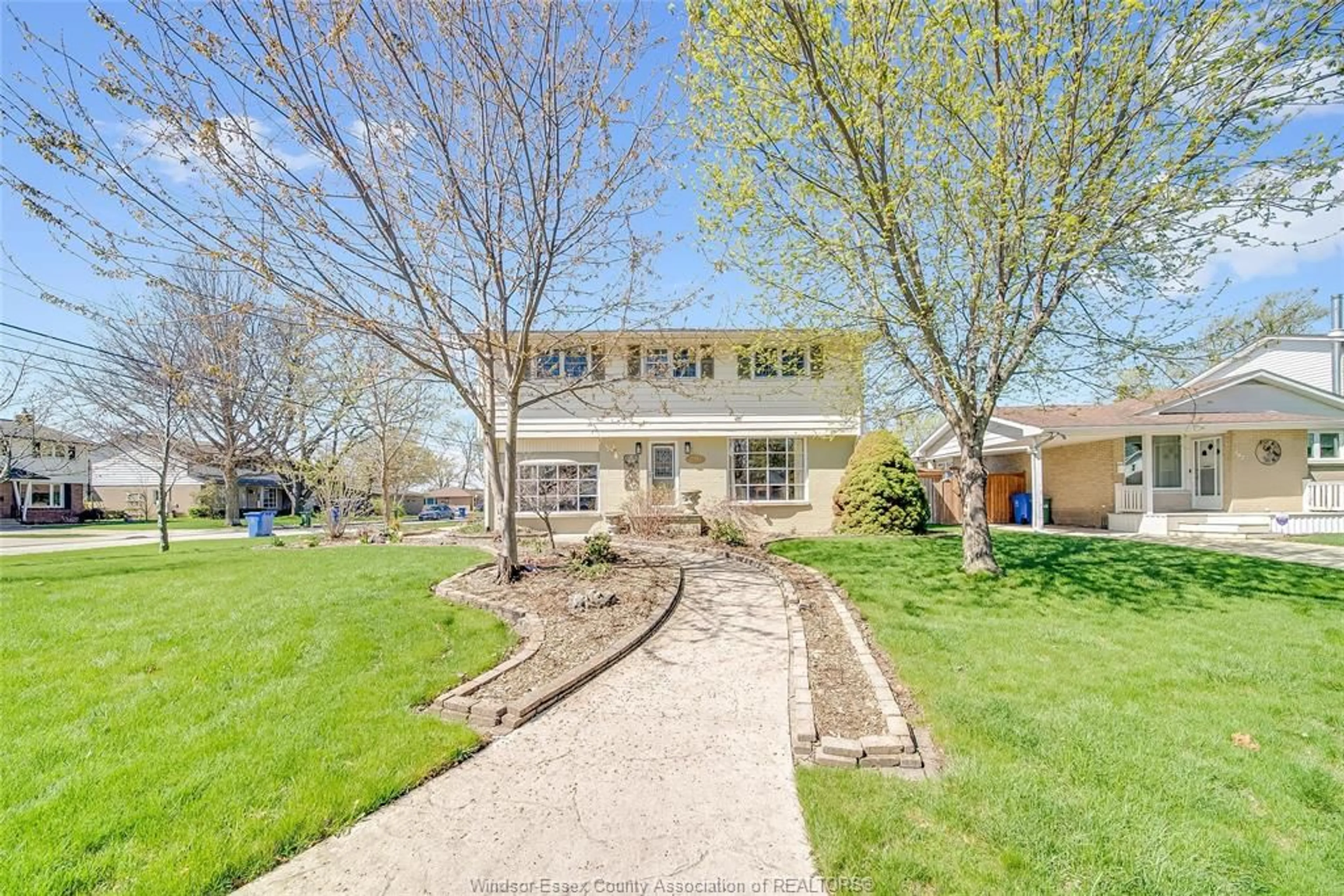 A pic from outside/outdoor area/front of a property/back of a property/a pic from drone, street for 391 BETTY Dr, Windsor Ontario N8S 3W9