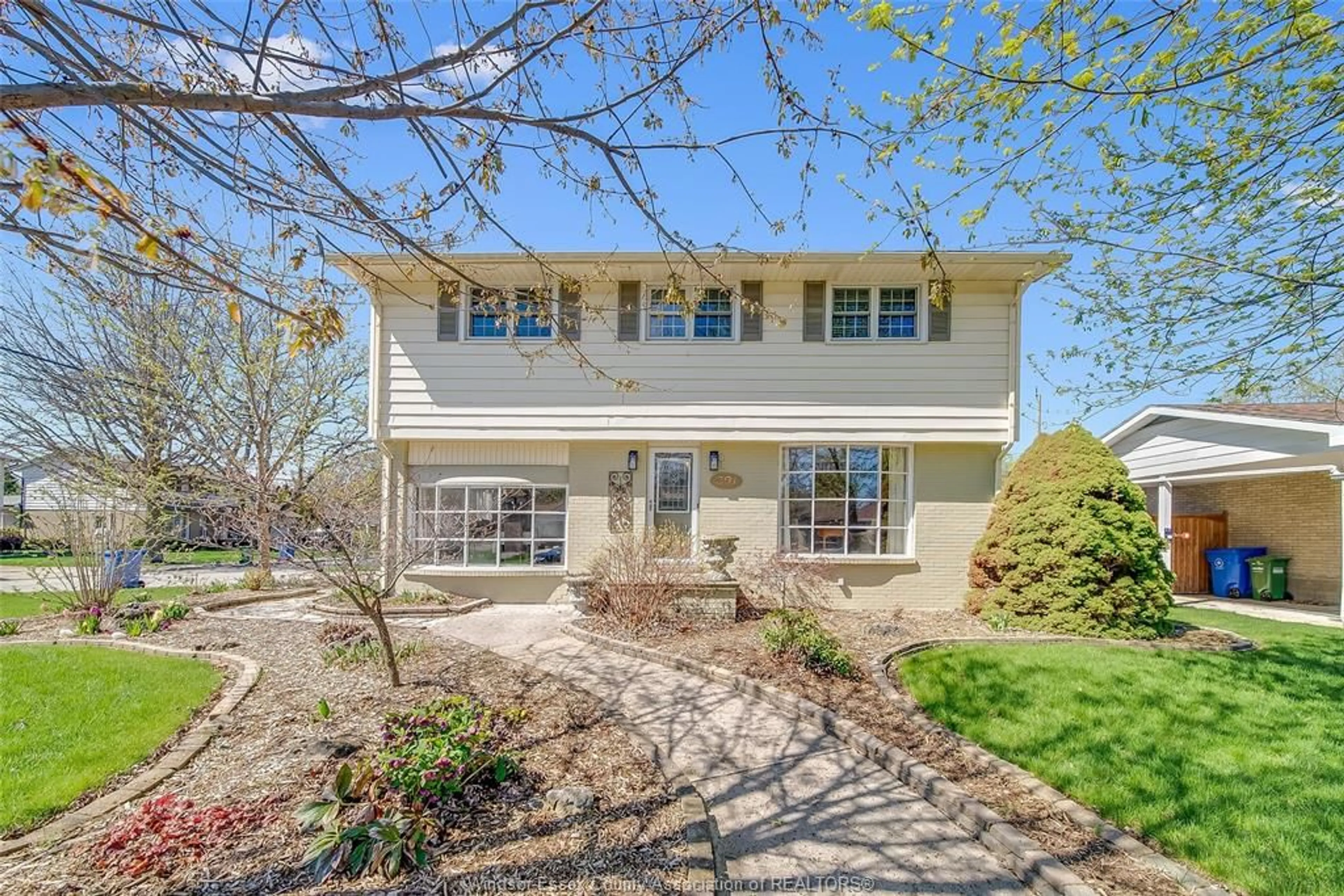 Home with vinyl exterior material, street for 391 BETTY Dr, Windsor Ontario N8S 3W9