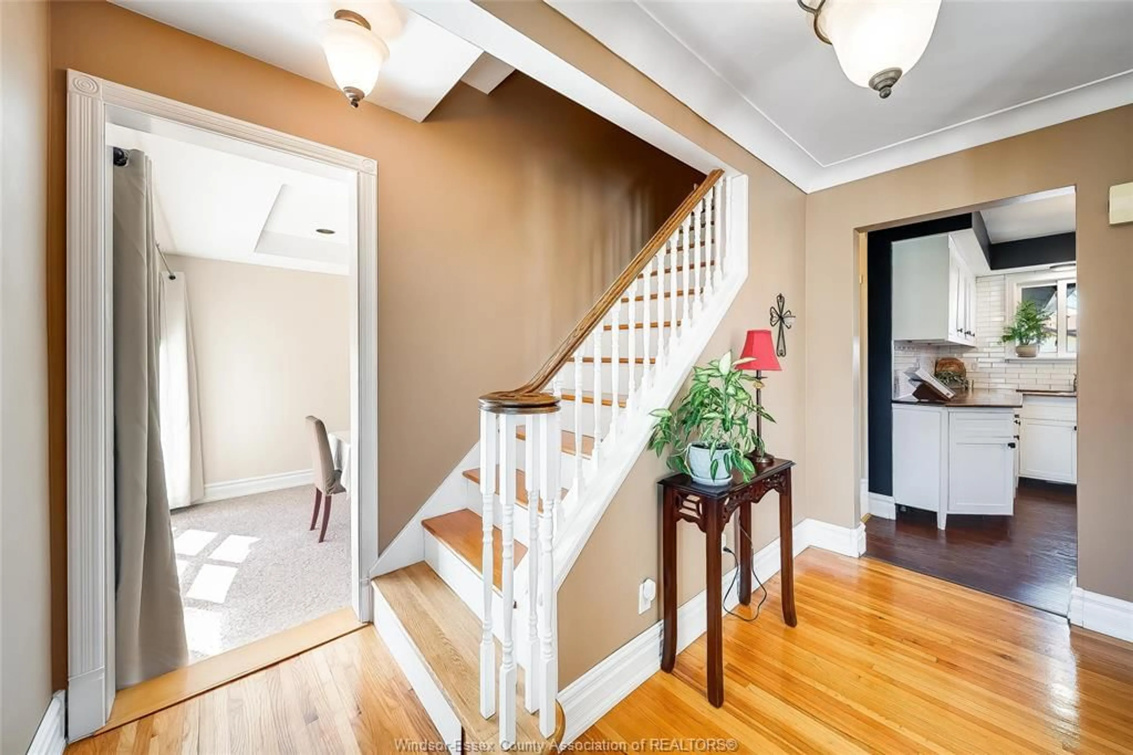 Indoor entryway for 391 BETTY Dr, Windsor Ontario N8S 3W9