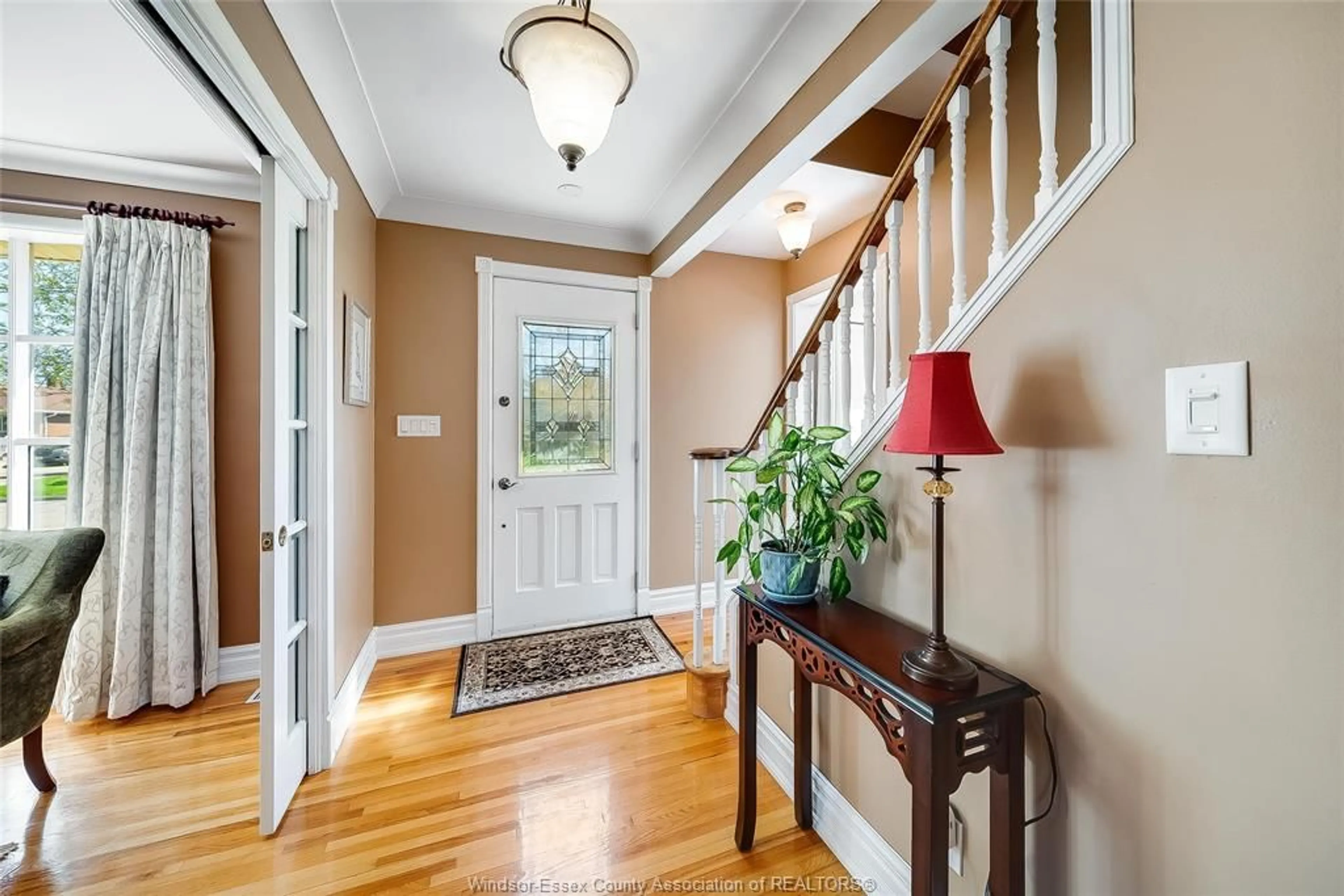 Indoor entryway for 391 BETTY Dr, Windsor Ontario N8S 3W9