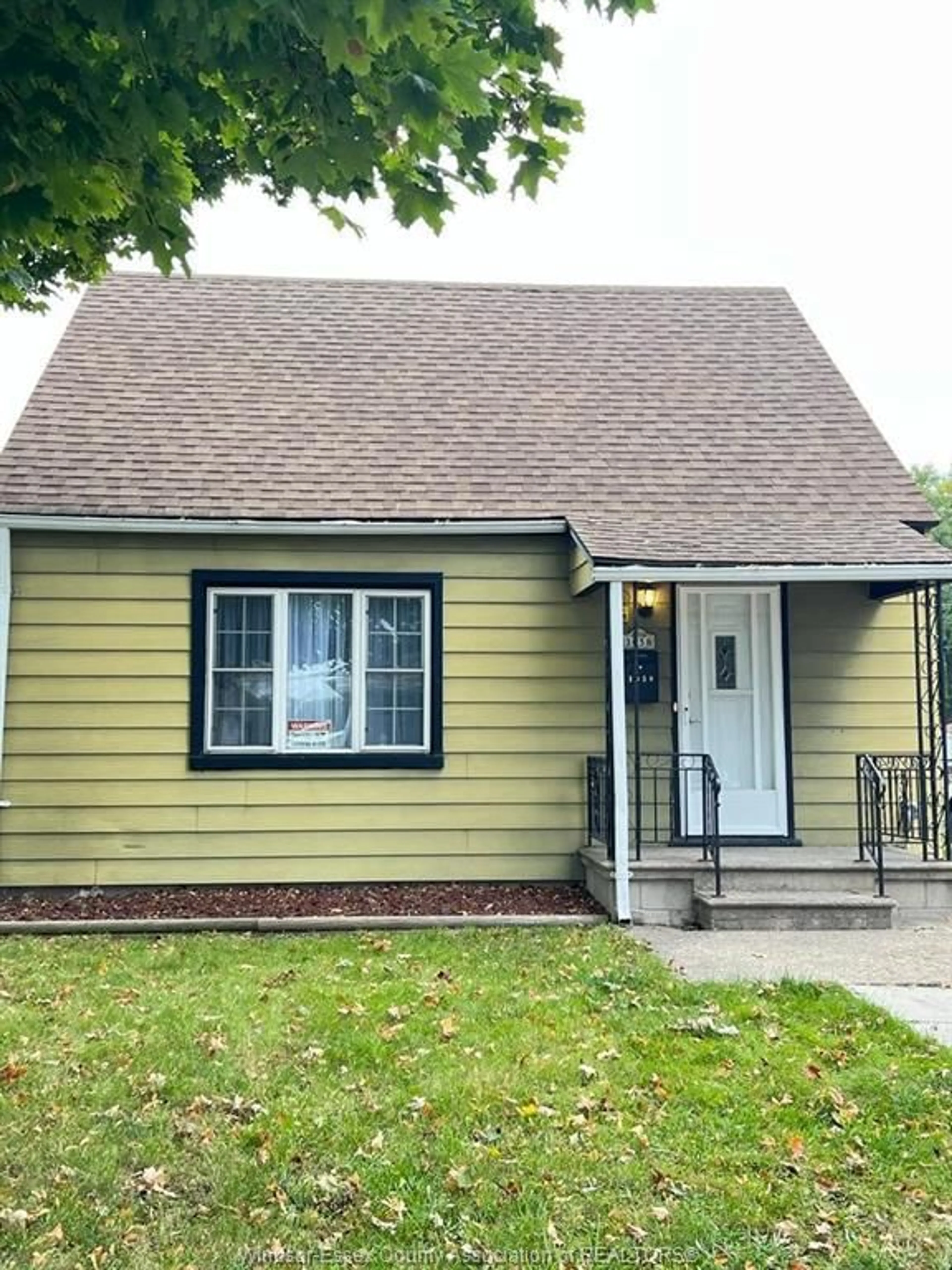 Home with vinyl exterior material, street for 1058 CALIFORNIA, Windsor Ontario N9B 2Z7