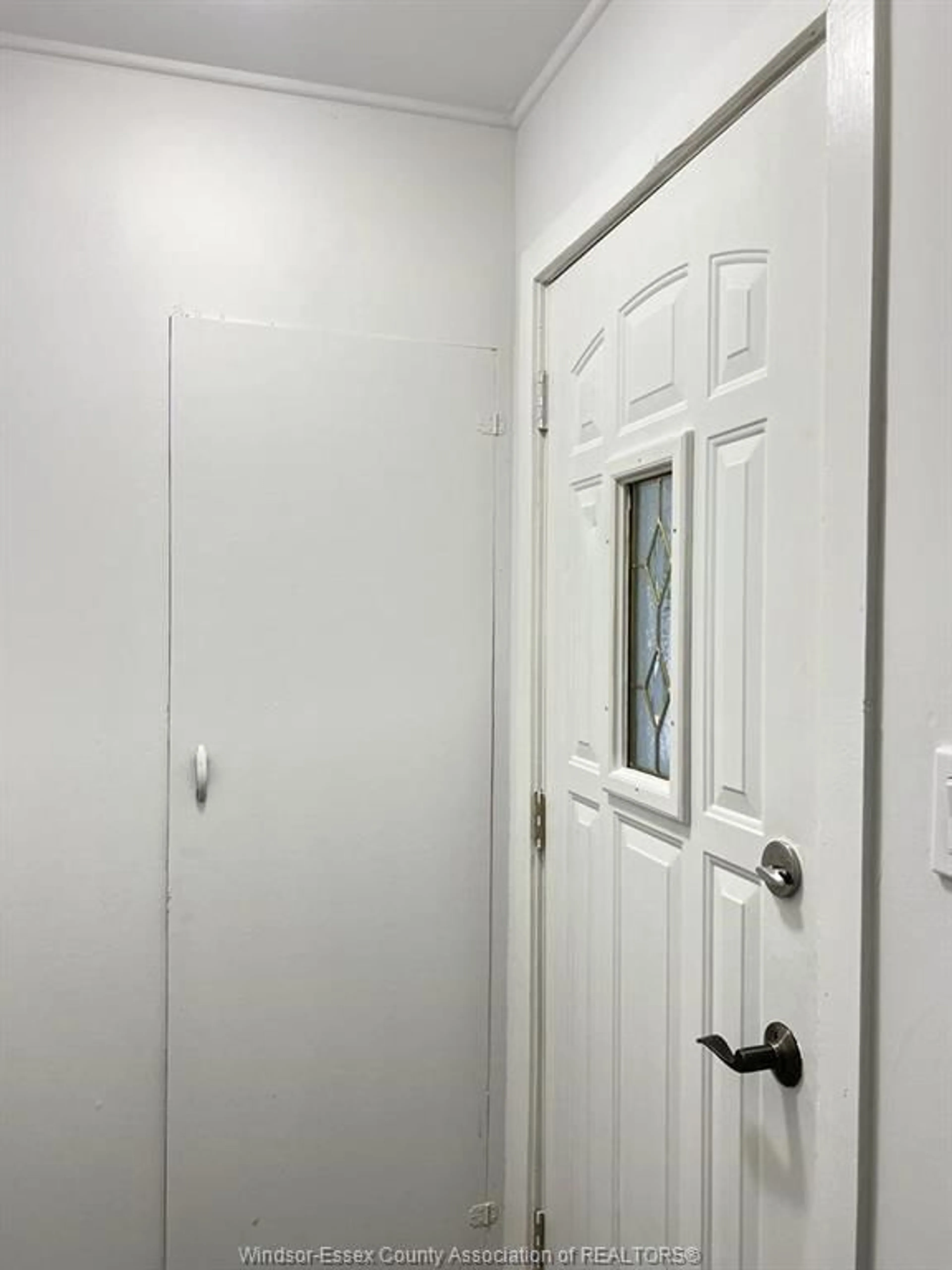 Indoor entryway for 1058 CALIFORNIA, Windsor Ontario N9B 2Z7